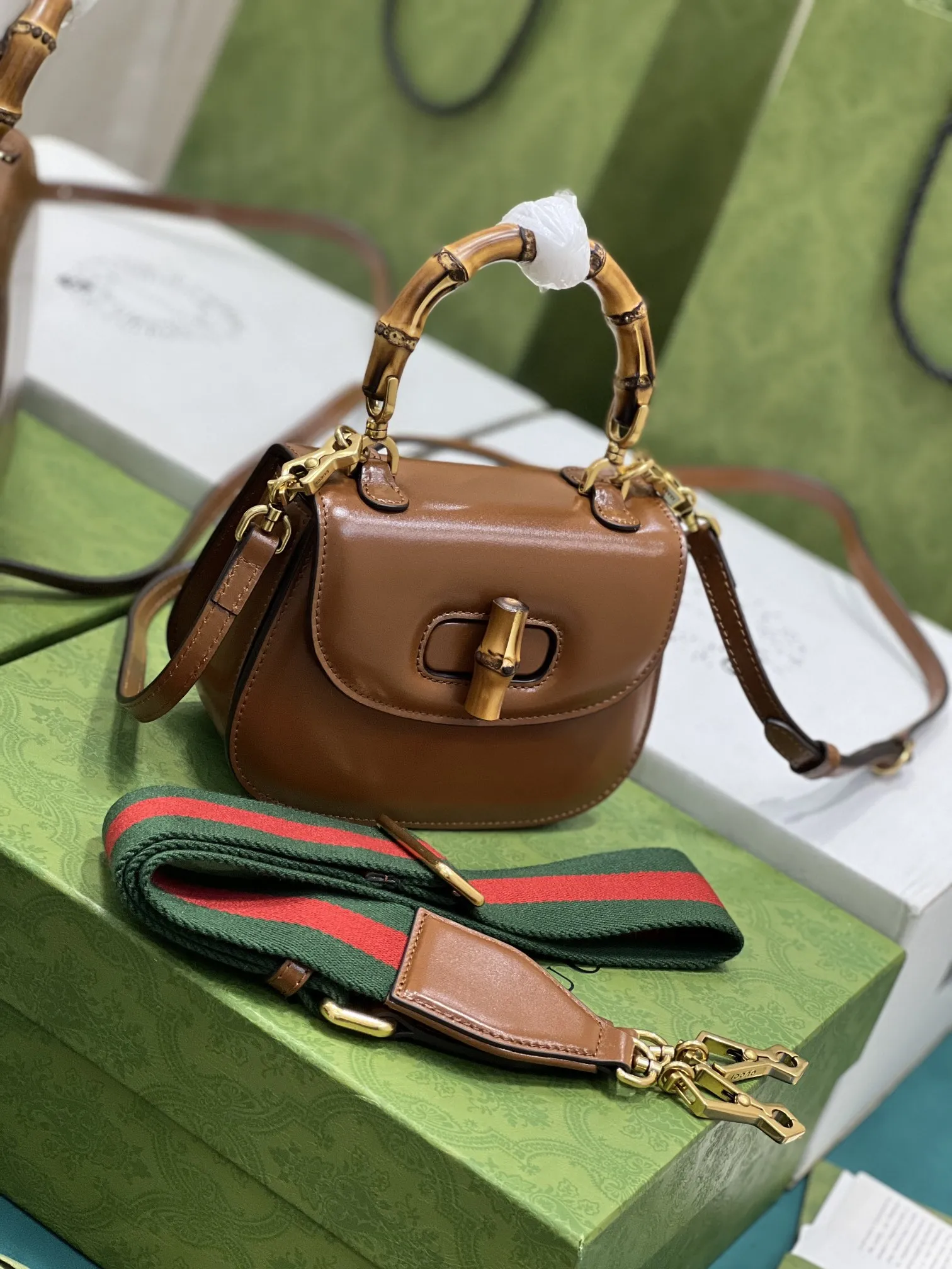 Gucci Ariaシリーズ小型ハンドバッグ茶色竹節デザイン - 画像 (3)
