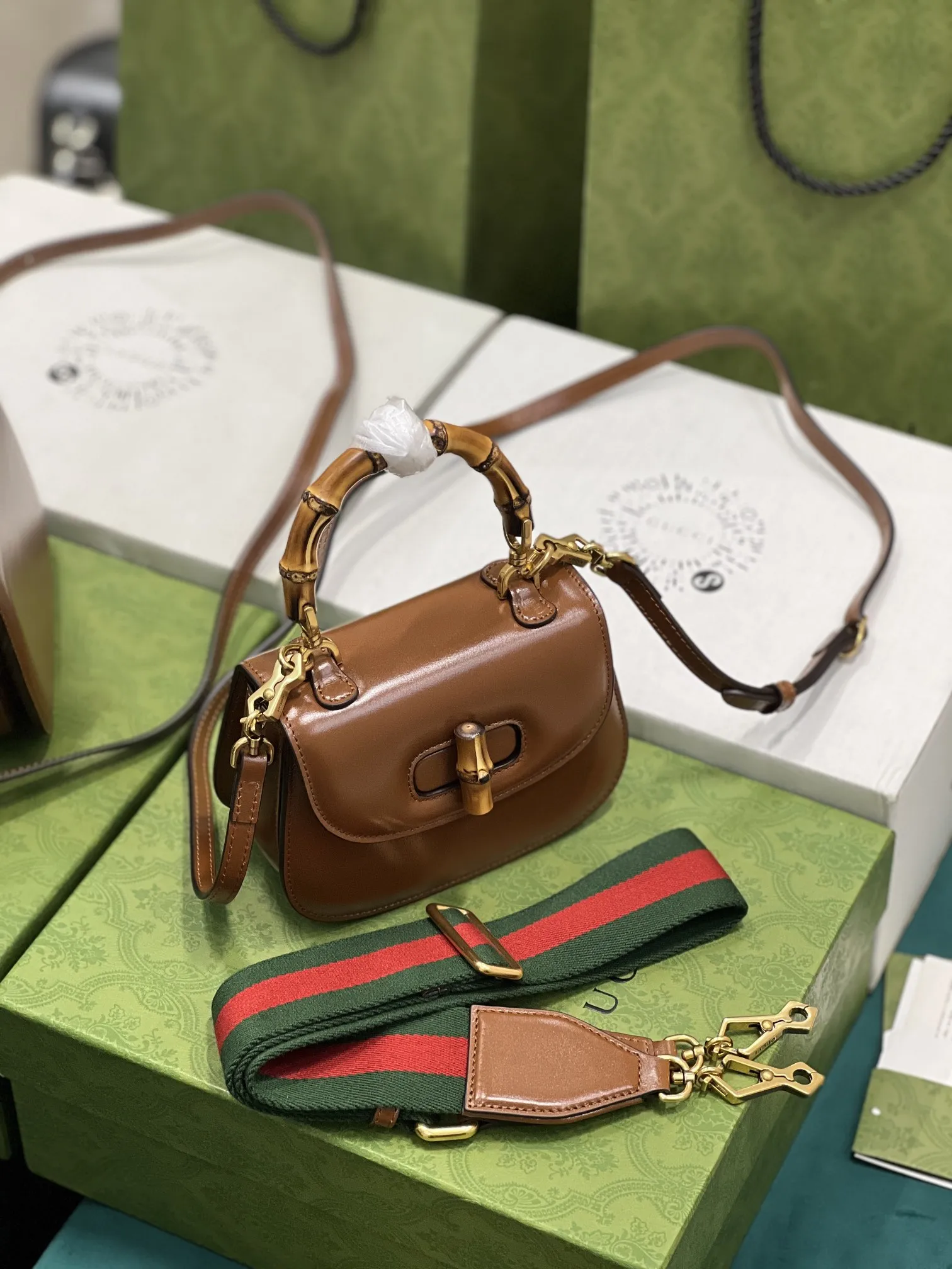 Gucci Ariaシリーズ小型ハンドバッグ茶色竹節デザイン - 画像 (4)