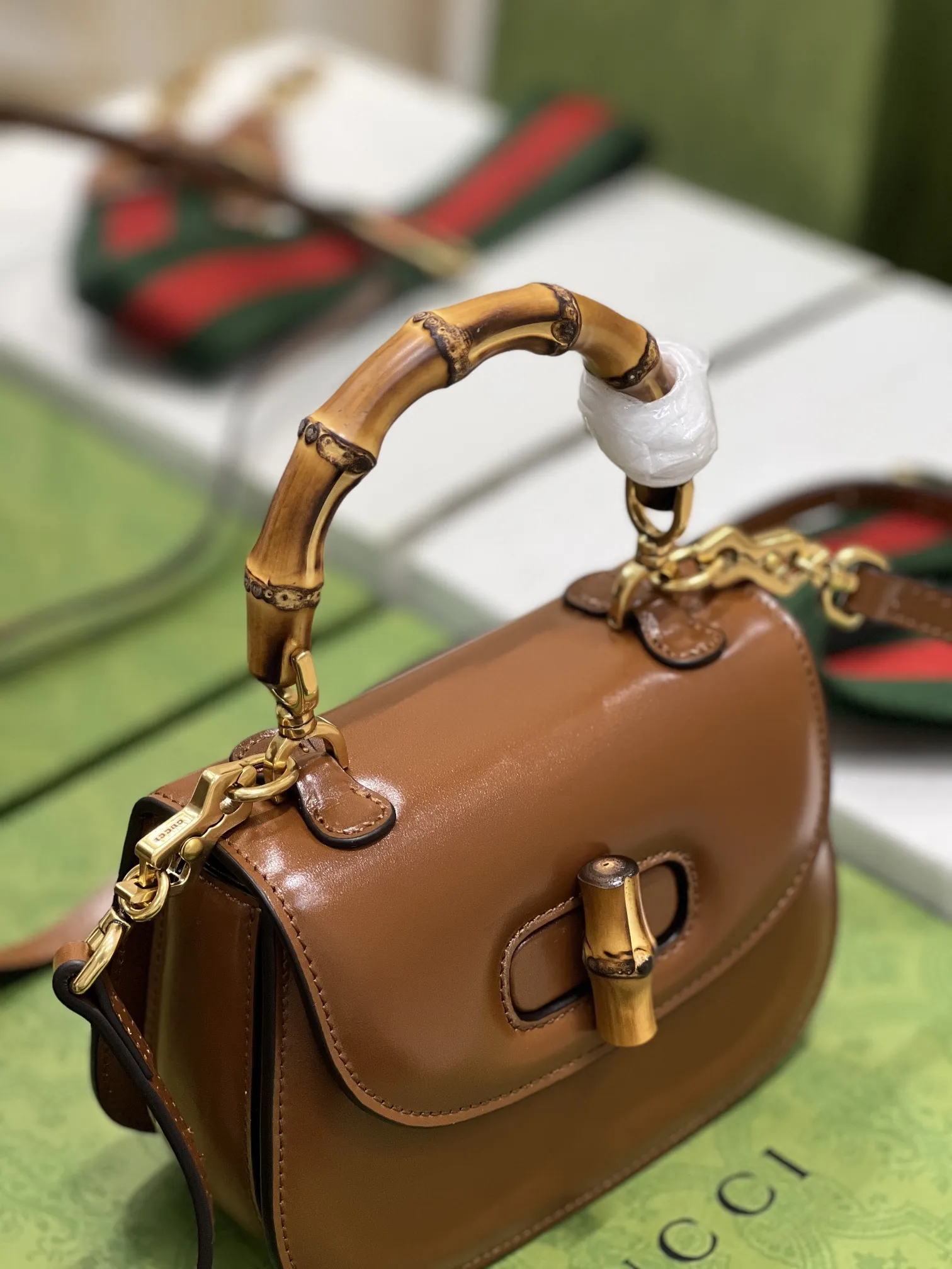 Gucci Ariaシリーズ小型ハンドバッグ茶色竹節デザイン - 画像 (8)