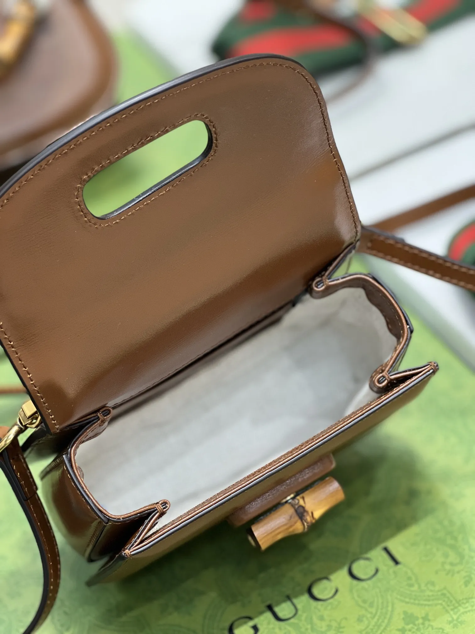 Gucci Ariaシリーズ小型ハンドバッグ茶色竹節デザイン - 画像 (10)