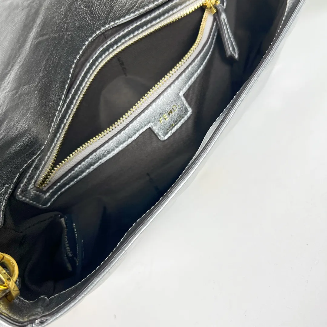 FENDI BAGUETTE中号手袋 シルバー スタイルF0191 - 画像 (9)