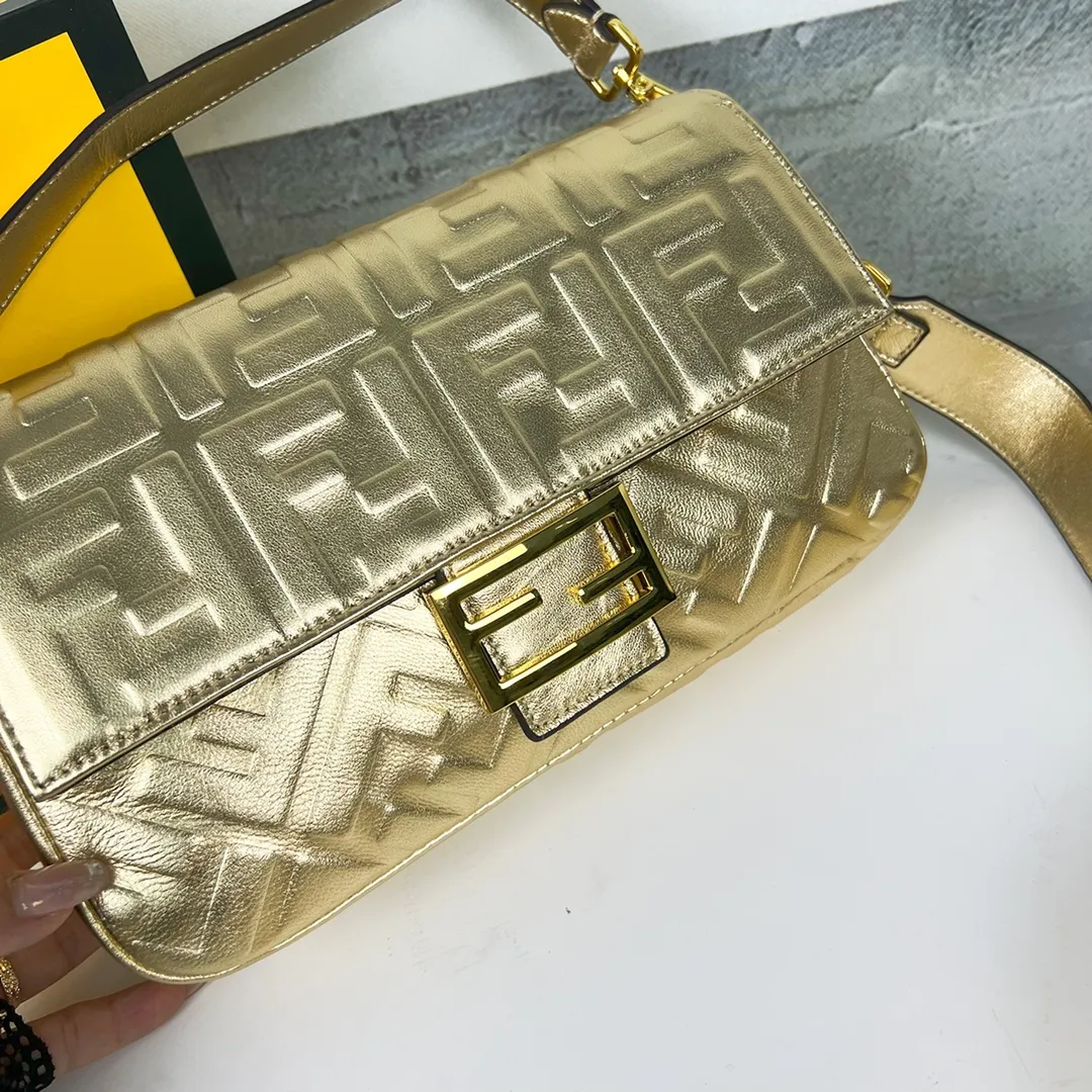 FENDI BAGUETTEミディアムハンドバッグ ゴールドラムスキンタイプ - 画像 (3)