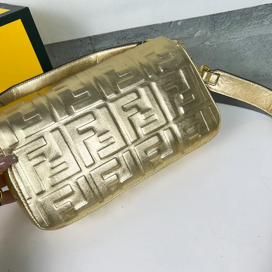 FENDI BAGUETTEミディアムハンドバッグ ゴールドラムスキンタイプ - 画像 (4)