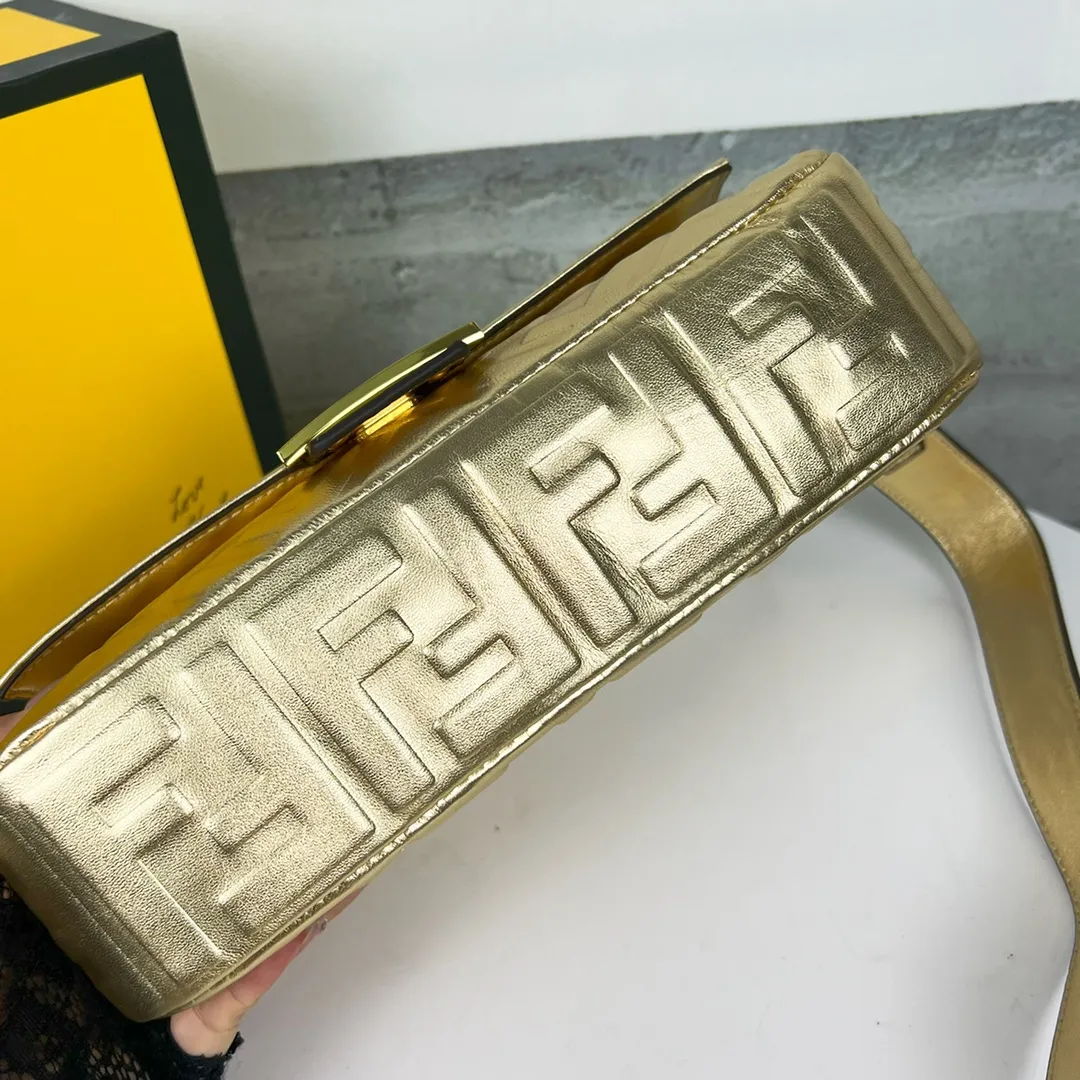 FENDI BAGUETTEミディアムハンドバッグ ゴールドラムスキンタイプ - 画像 (5)