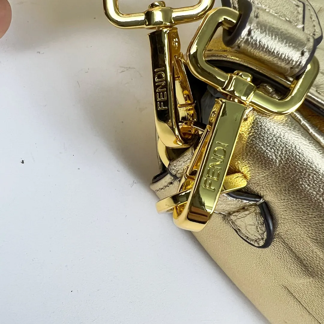 FENDI BAGUETTEミディアムハンドバッグ ゴールドラムスキンタイプ - 画像 (7)