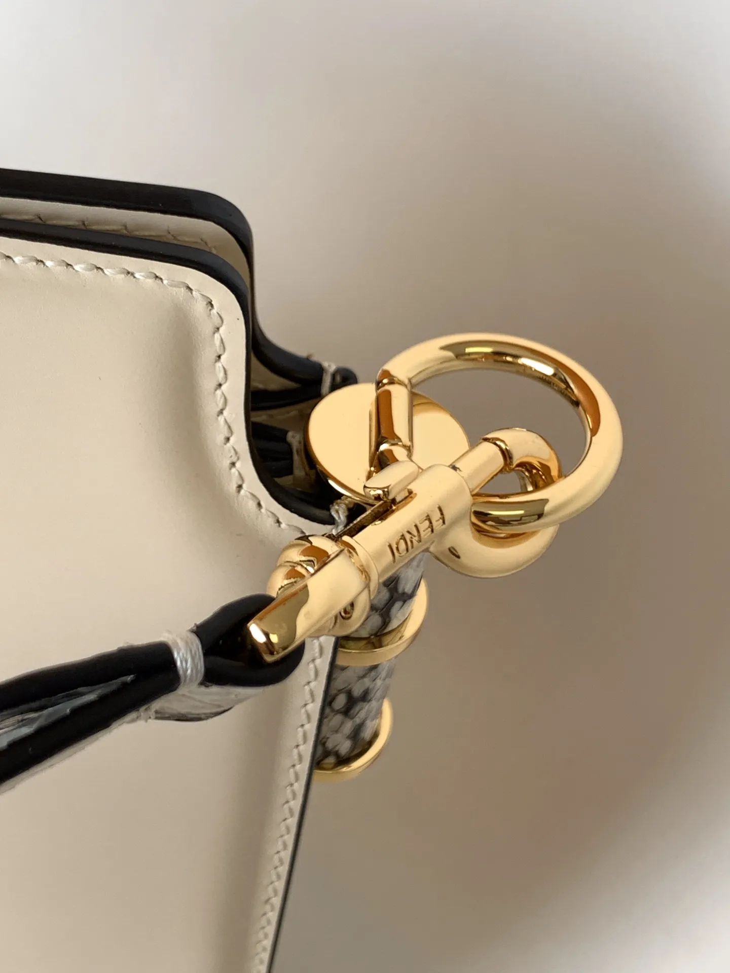 Fendi touch 風琴ハンドバッグ ベージュ パイソン柄 - 画像 (7)