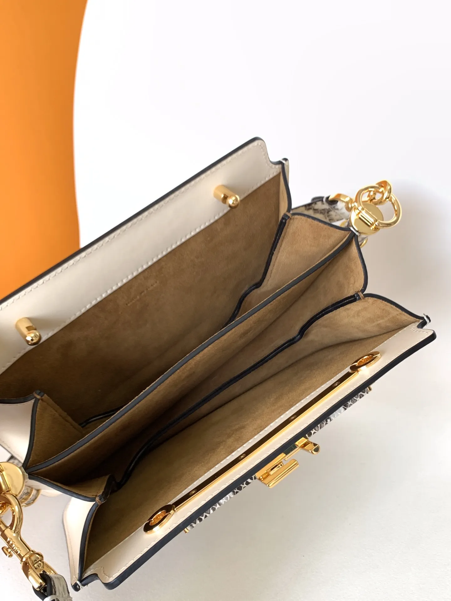 Fendi touch 風琴ハンドバッグ ベージュ パイソン柄 - 画像 (8)