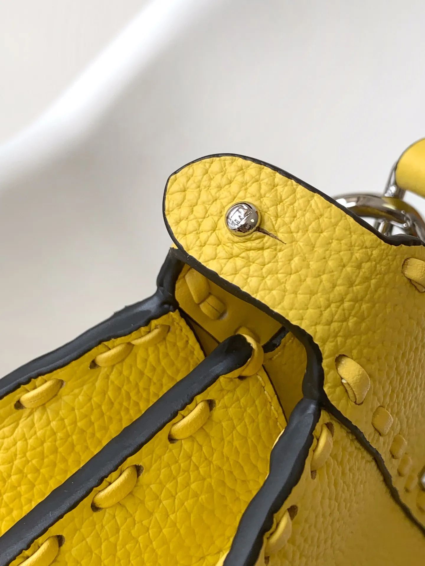 Fendi Iconic Peekaboo ISeeU Mini イエロー ミニバッグ - 画像 (10)