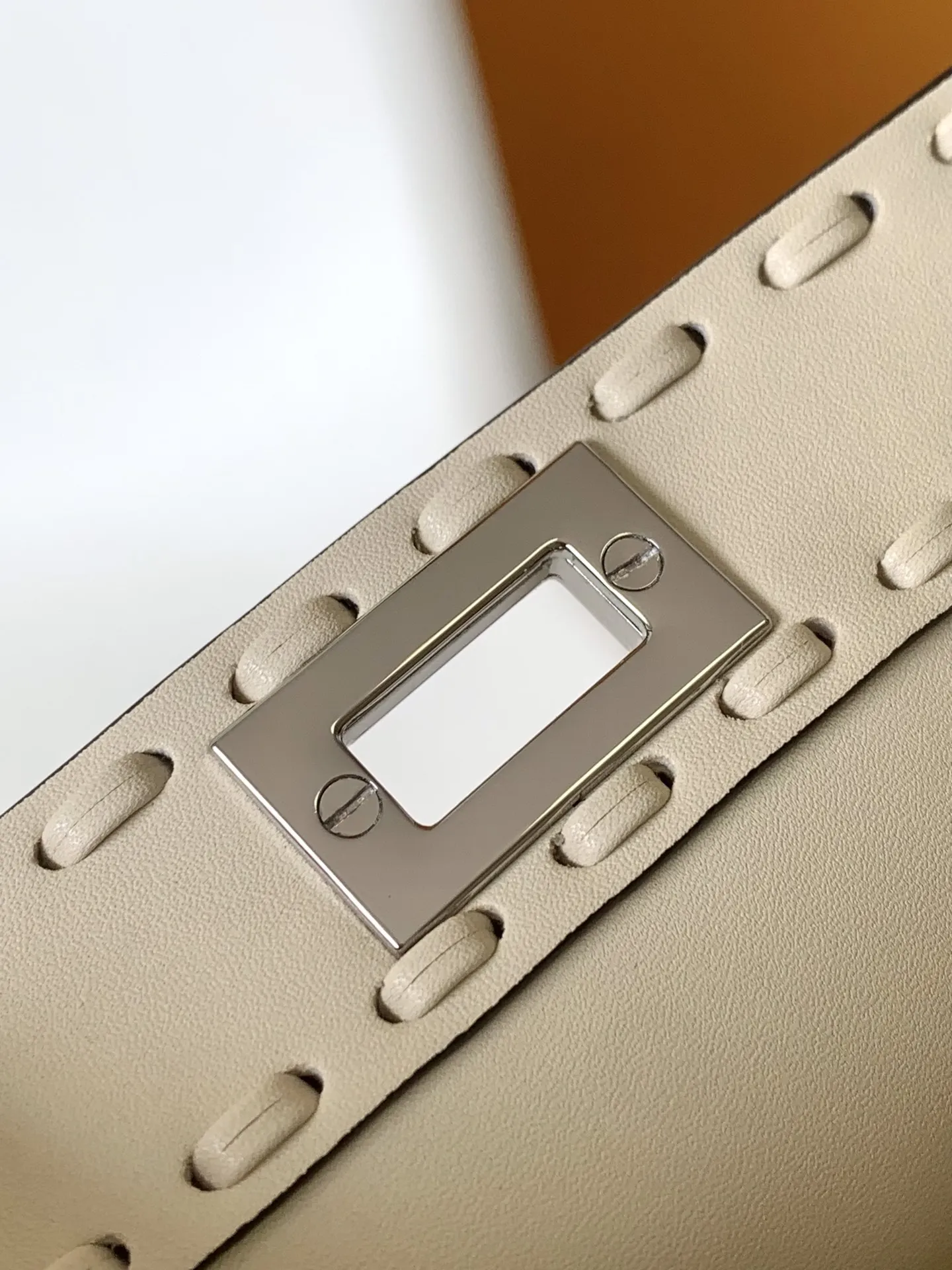 Fendi Iconic Peekaboo ISeeU Mini クリーム ミニバッグ - 画像 (9)