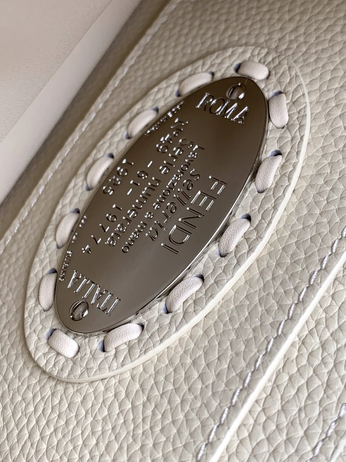 Fendi Iconic Peekaboo ISeeU Mini クリーム ミニバッグ - 画像 (10)