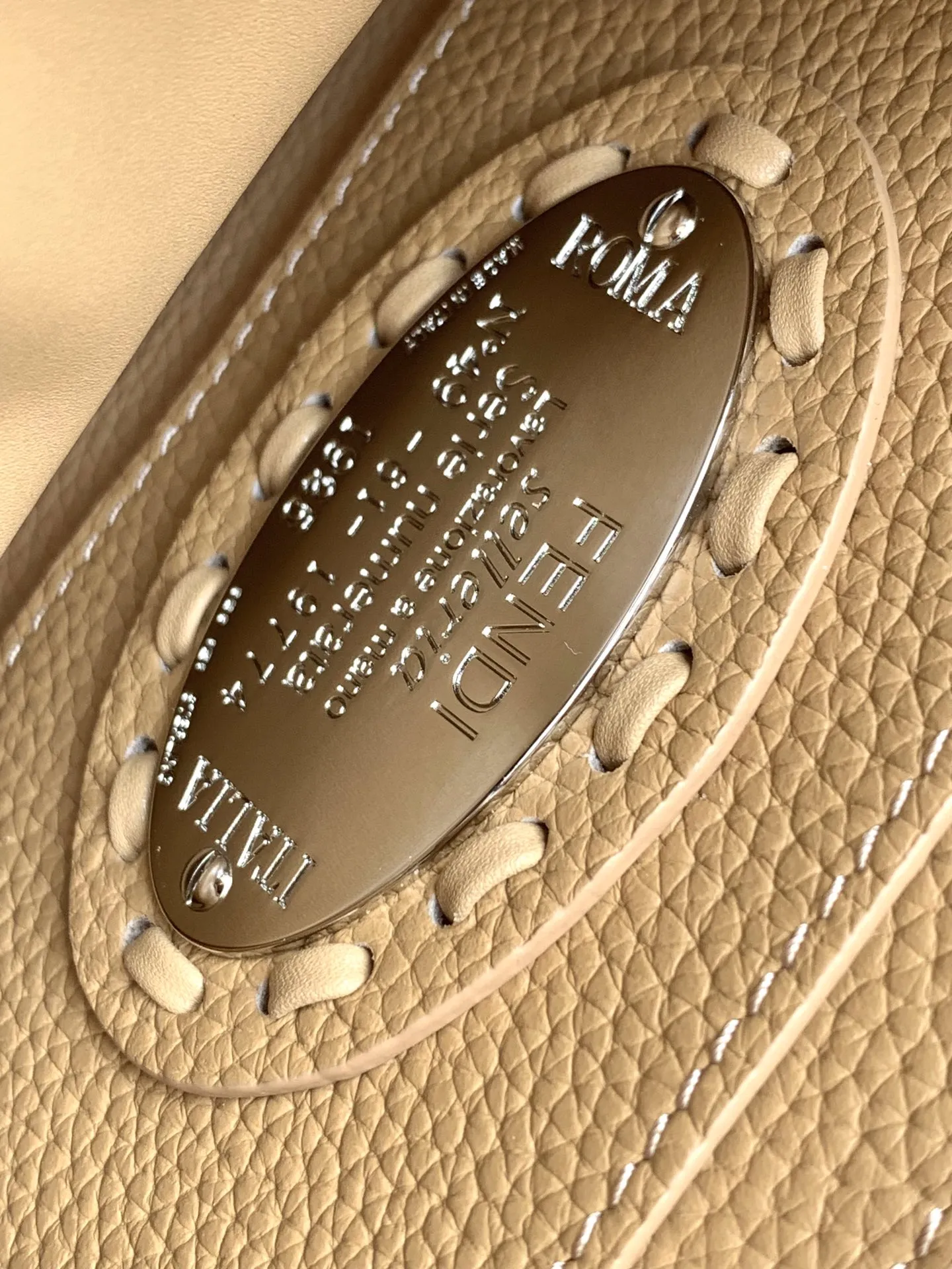 Fendi Iconic Peekaboo ISeeU Mini ベージュ ミニバッグ - 画像 (7)