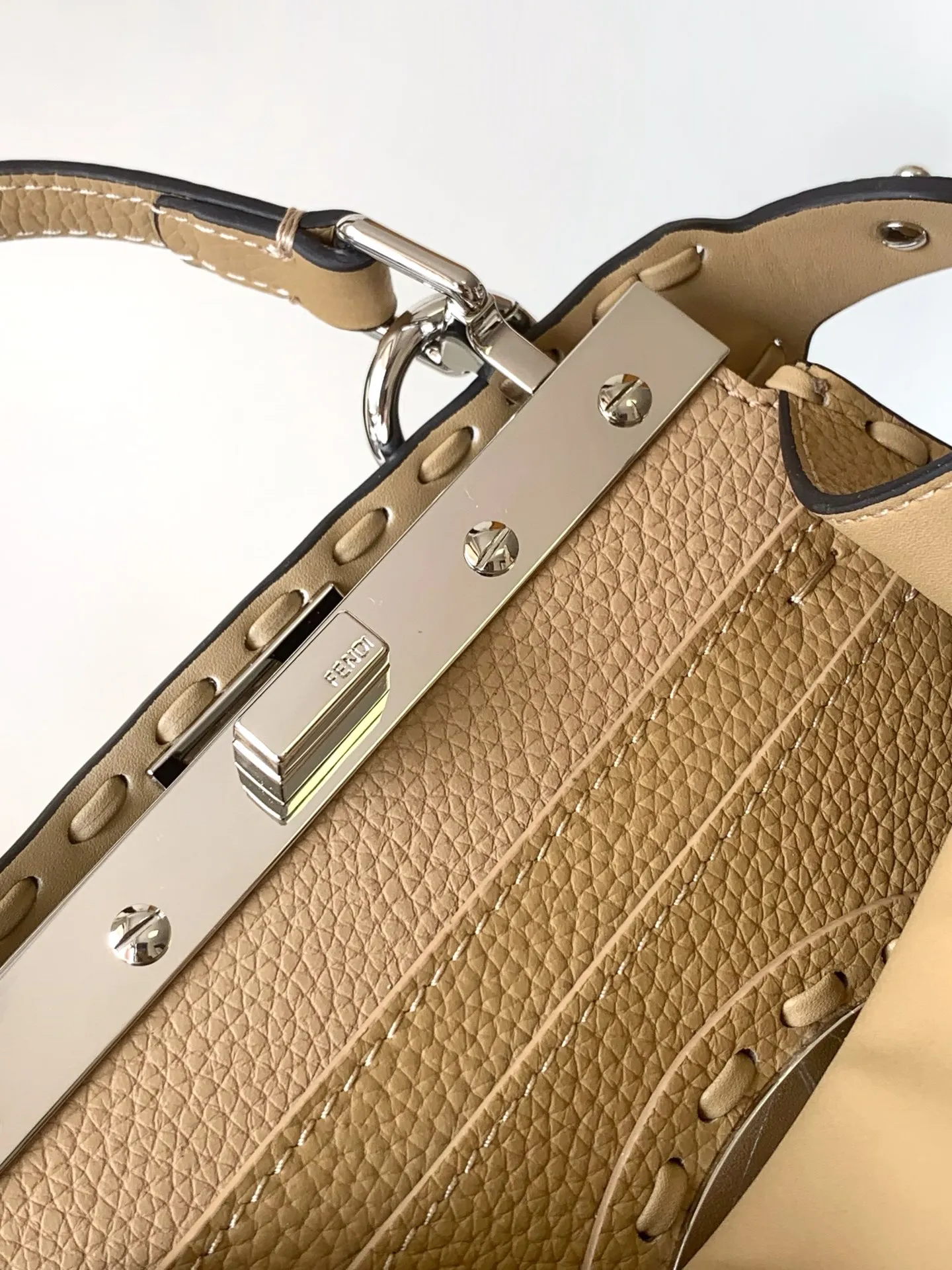 Fendi Iconic Peekaboo ISeeU Mini ベージュ ミニバッグ - 画像 (8)