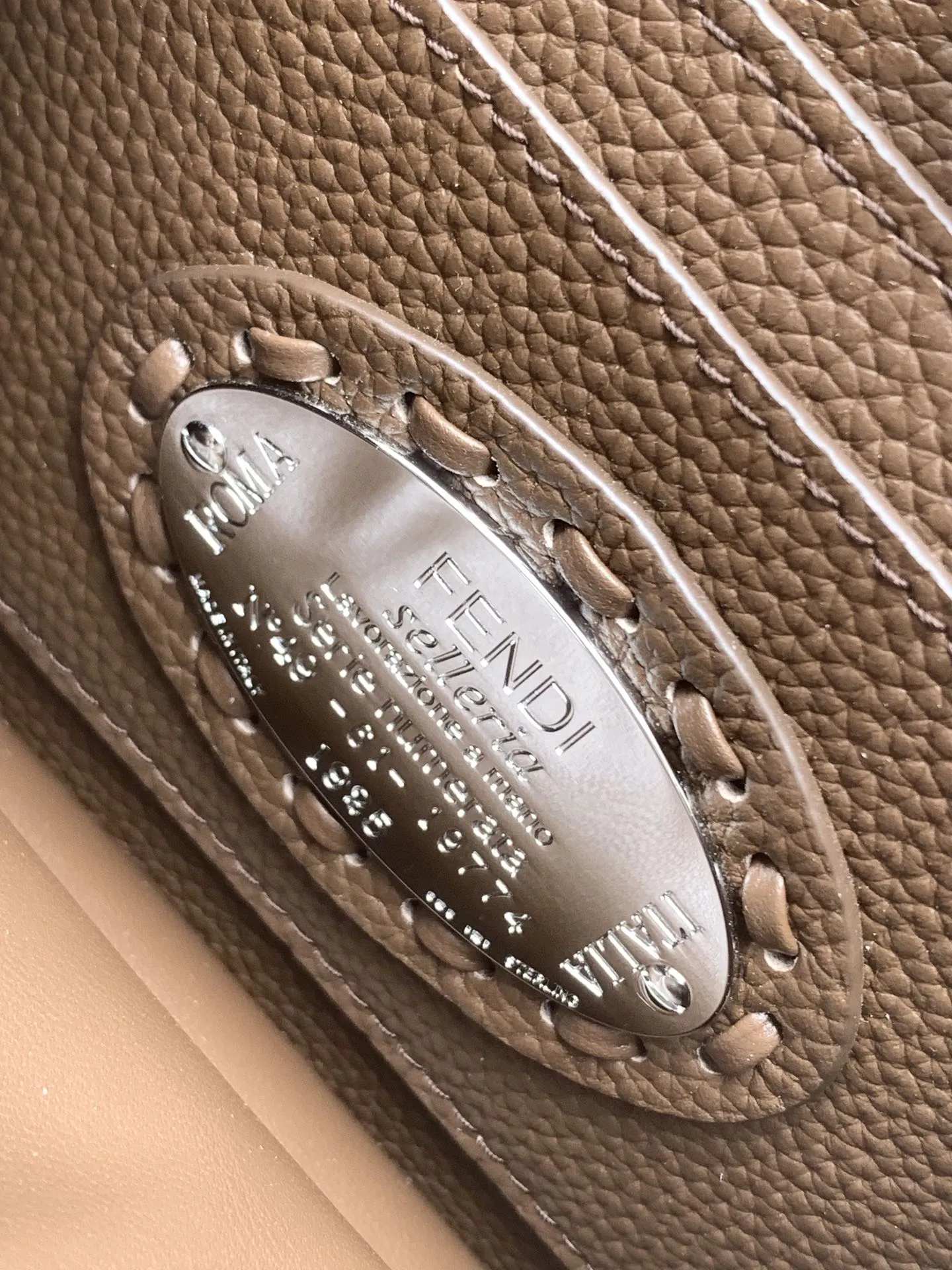 Fendi Iconic Peekaboo ISeeU Mini ブラウン ミニバッグ - 画像 (7)
