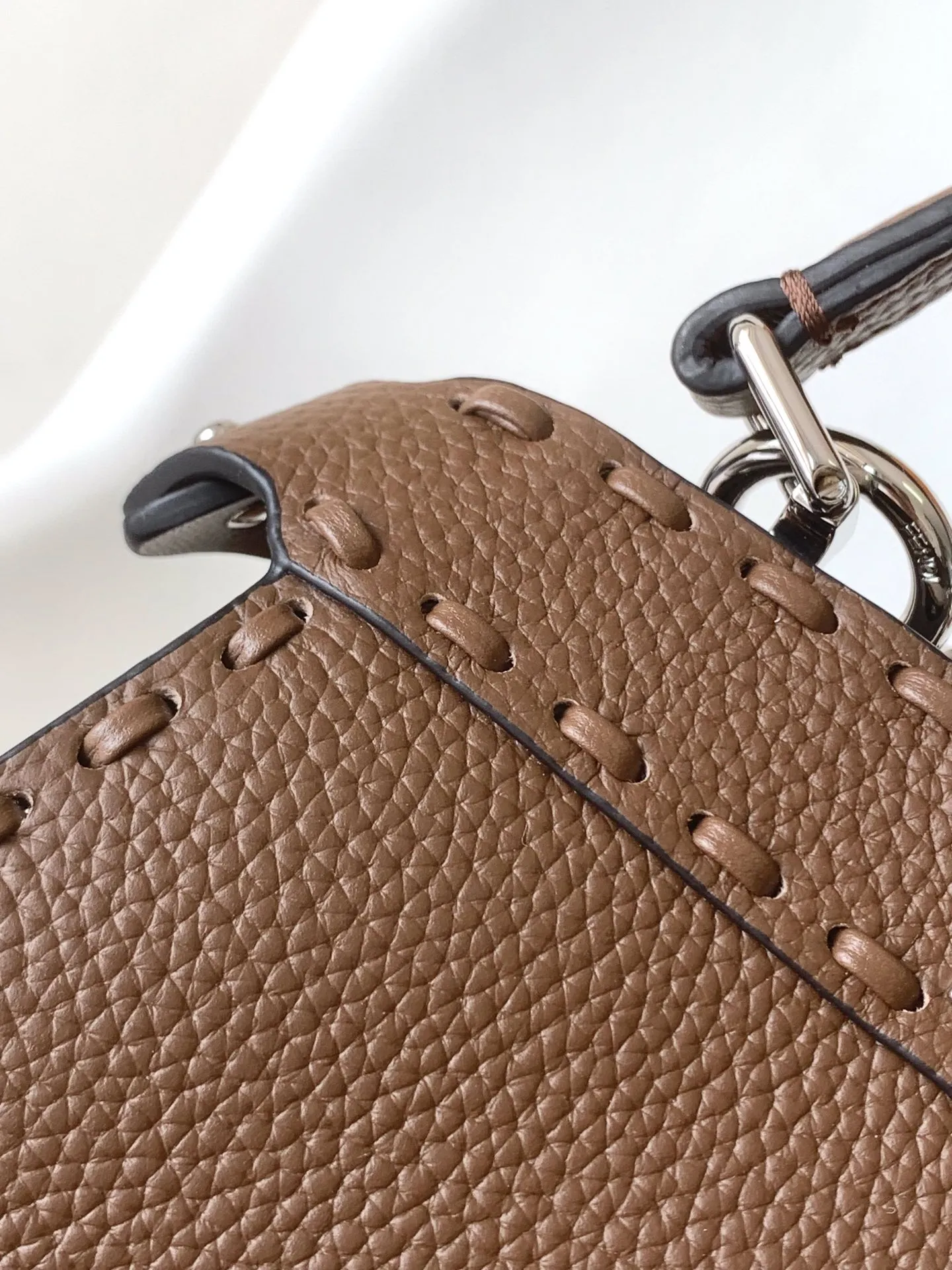 Fendi Iconic Peekaboo ISeeU Mini ブラウン ミニバッグ - 画像 (9)