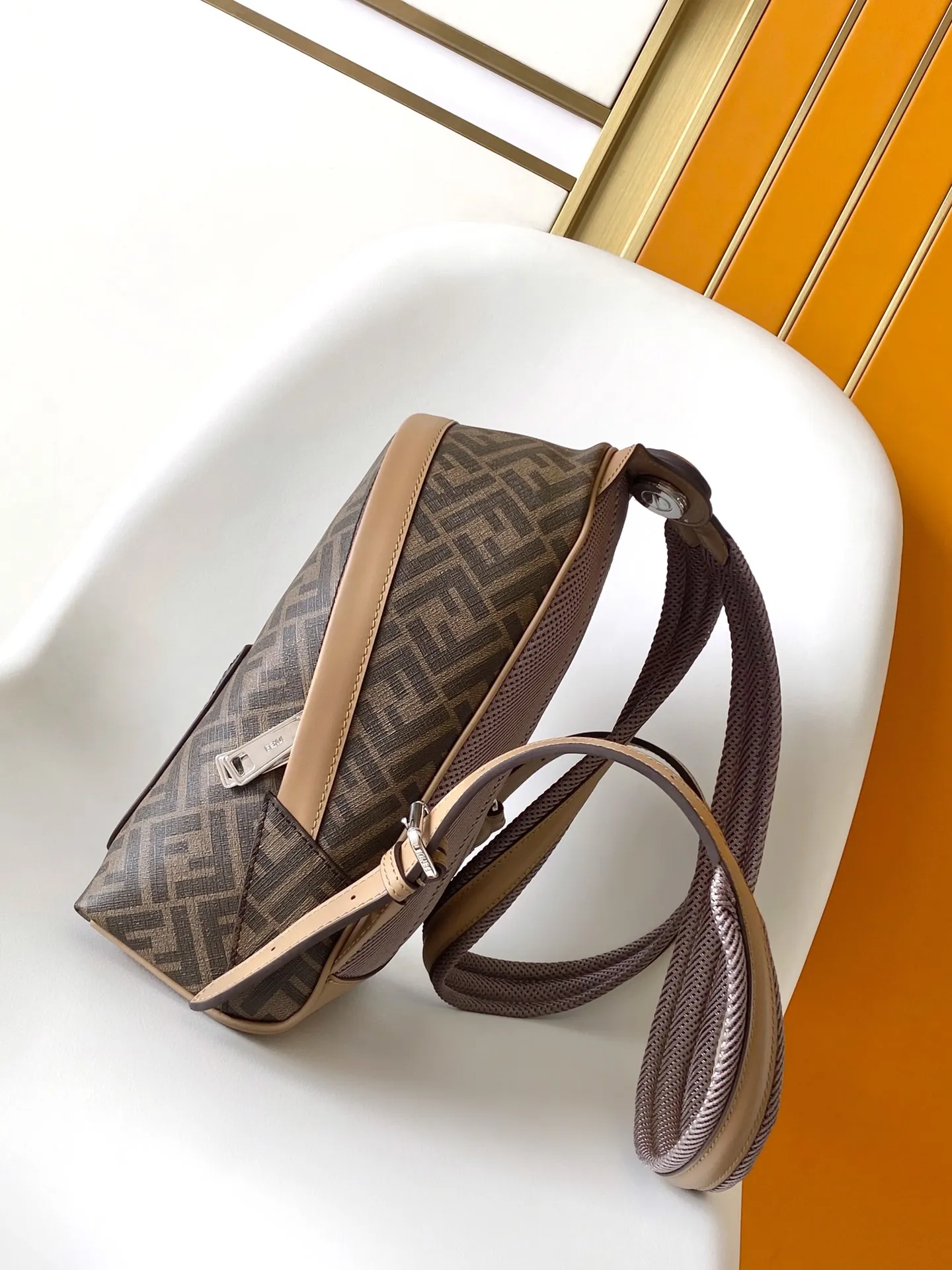 FEND Chiodo 小さな立体バックパック 茶色FFキャンバス - 画像 (4)