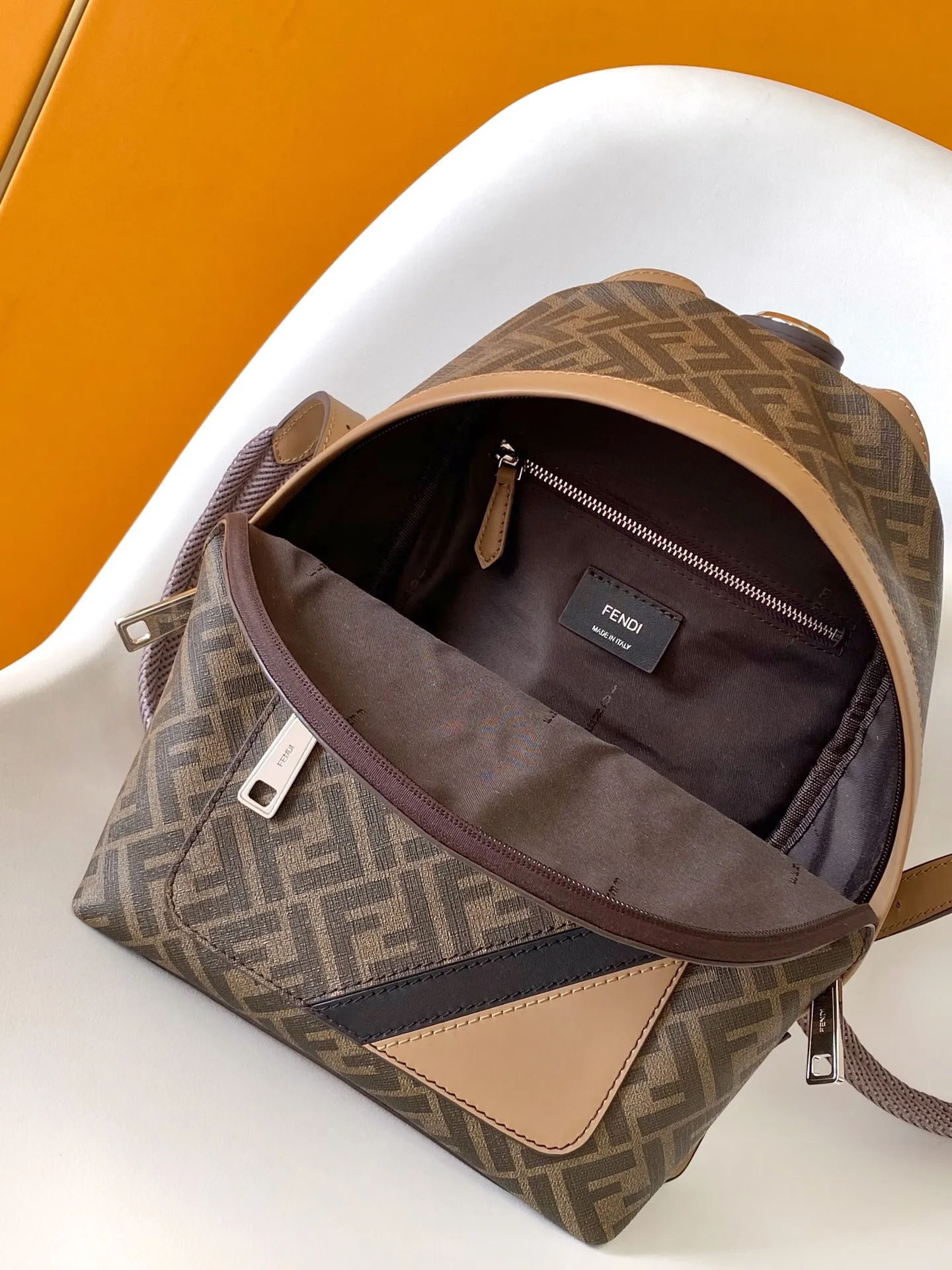 FEND Chiodo 小さな立体バックパック 茶色FFキャンバス - 画像 (6)