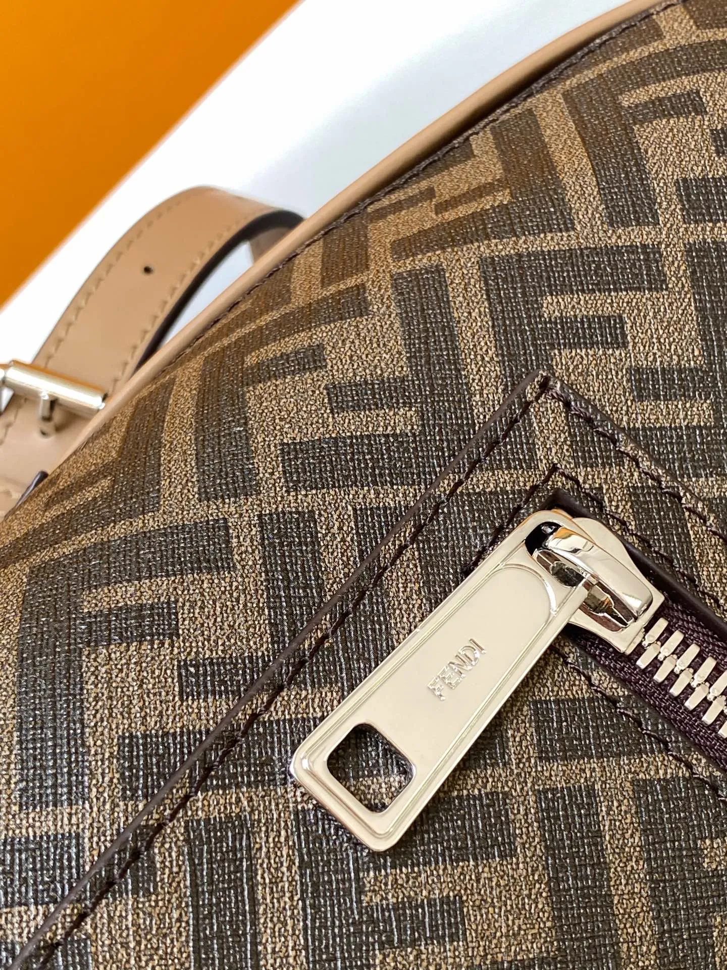 FEND Chiodo 小さな立体バックパック 茶色FFキャンバス - 画像 (8)