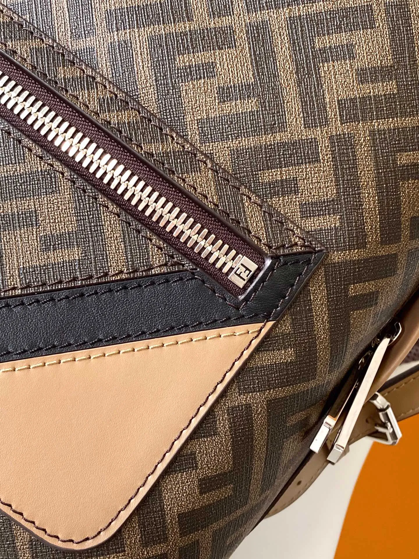 FEND Chiodo 小さな立体バックパック 茶色FFキャンバス - 画像 (9)