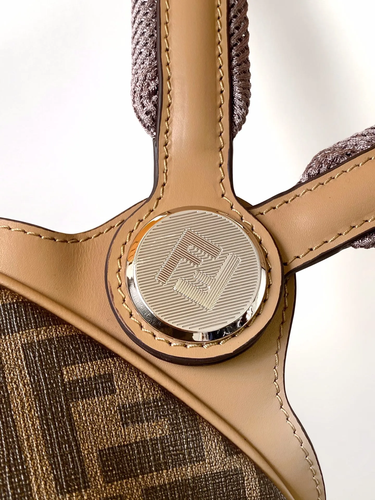 FEND Chiodo 小さな立体バックパック 茶色FFキャンバス - 画像 (10)