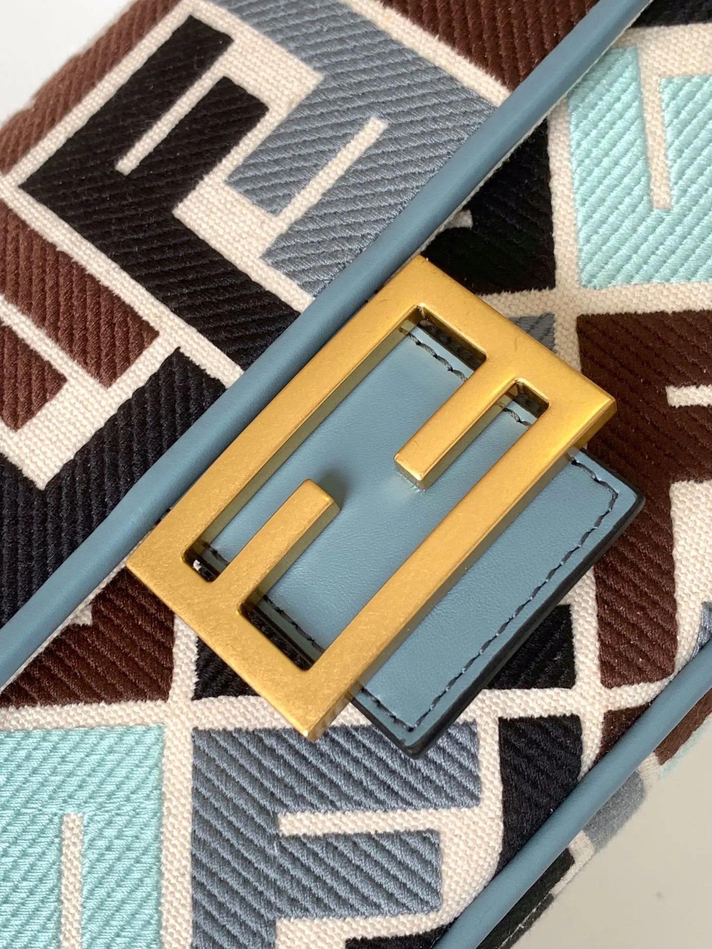 Fendi バゲットバッグ カラフル 中サイズ ブルー - 画像 (9)