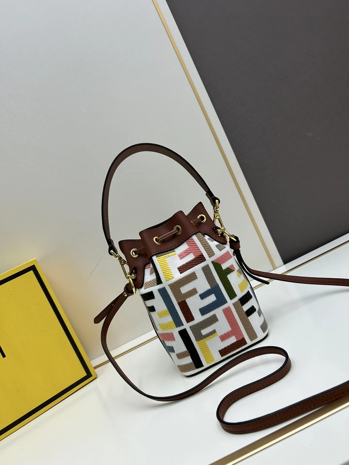 Fendi カラフルバケットバッグ - 画像 (4)