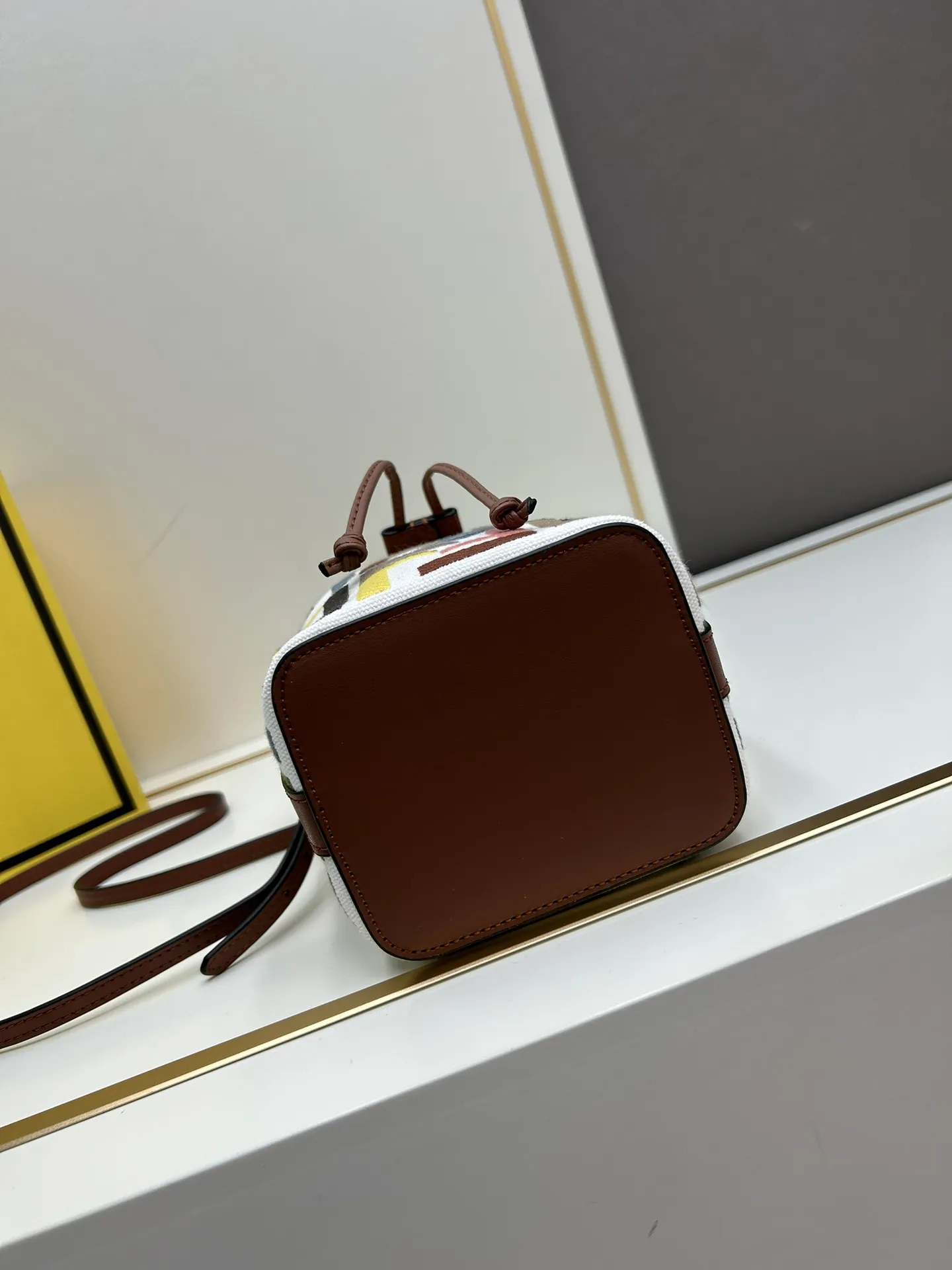Fendi カラフルバケットバッグ - 画像 (6)