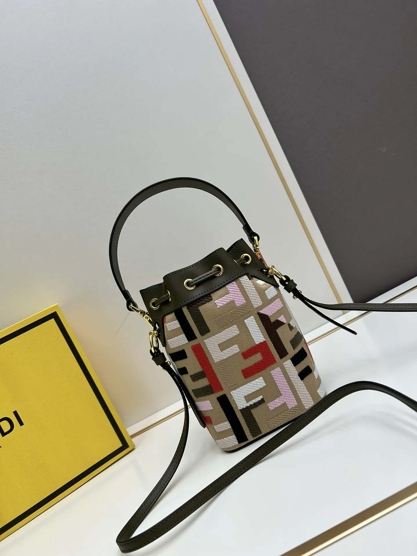 Fendi カラフルバケットバッグ - 画像 (4)