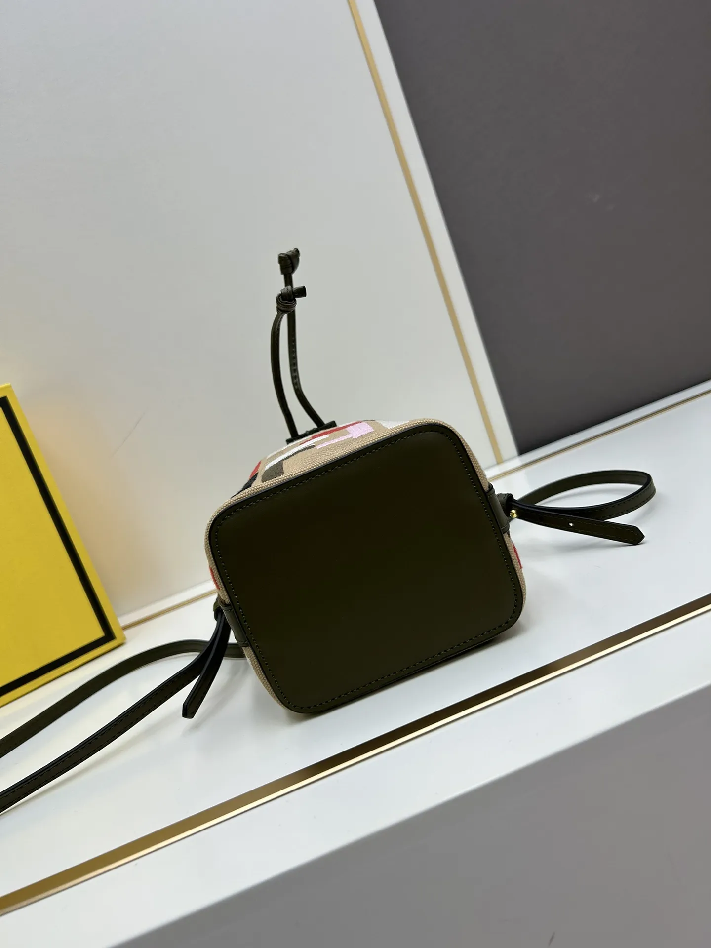 Fendi カラフルバケットバッグ - 画像 (6)