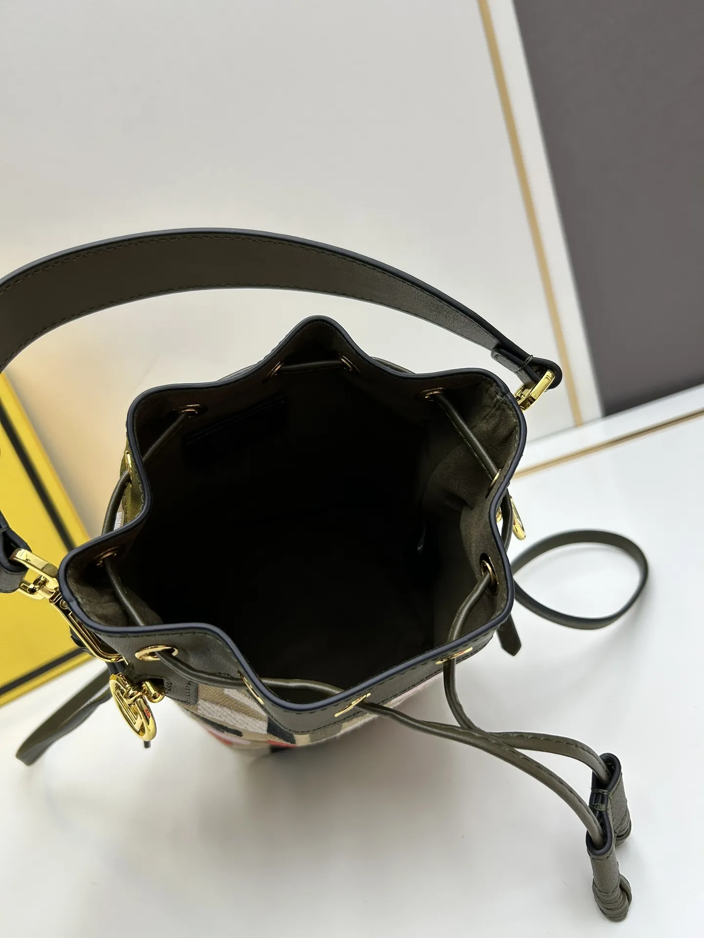 Fendi カラフルバケットバッグ - 画像 (8)