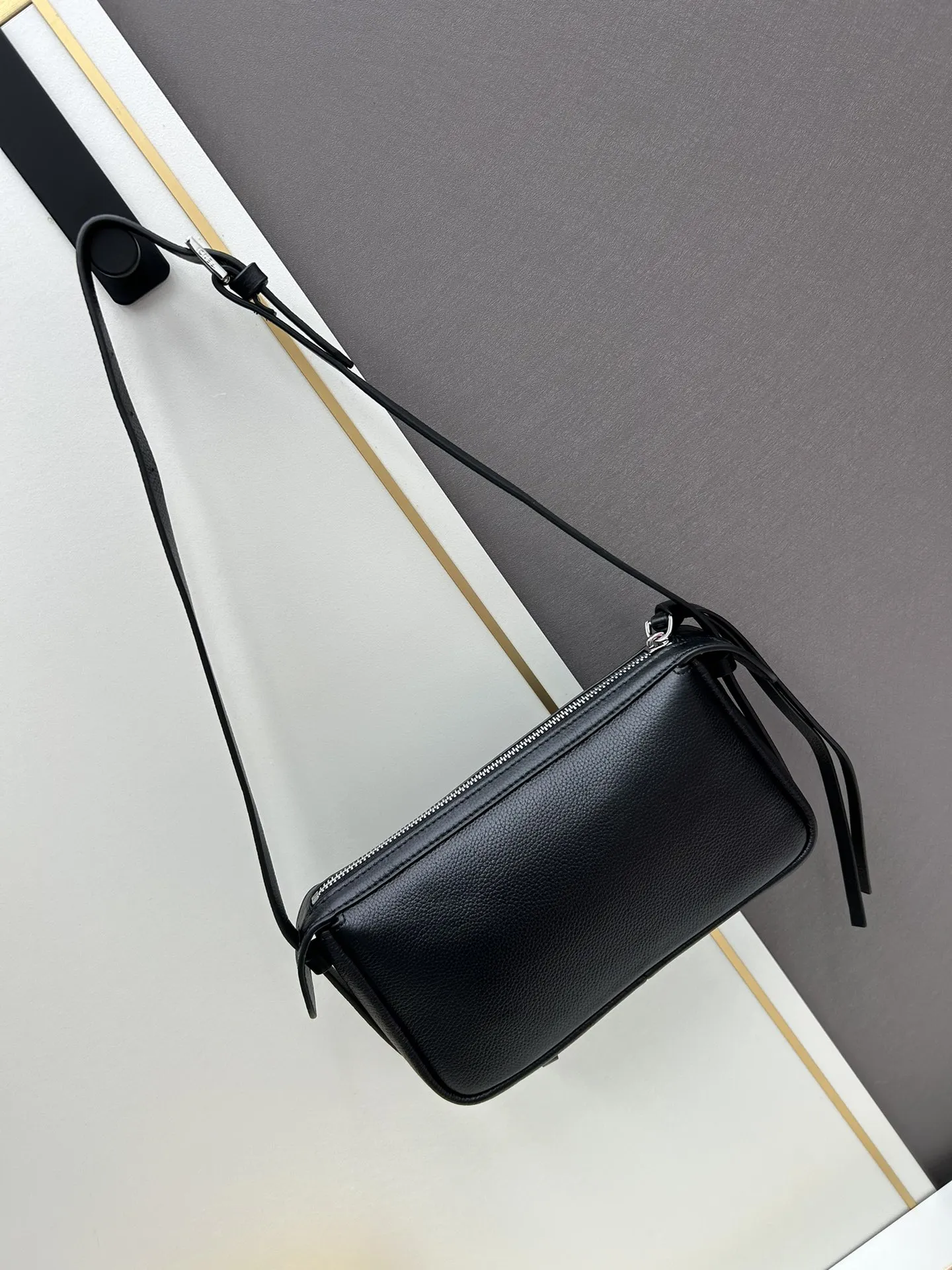 フェンディ Simply FENDI ブラック ショルダーバッグ - 画像 (3)