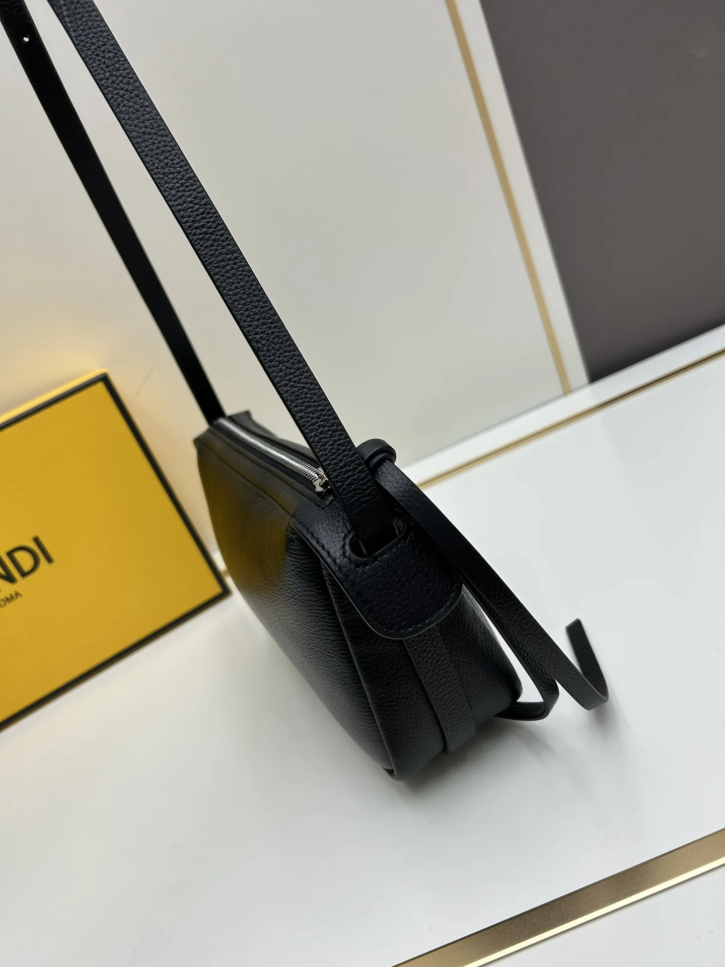 フェンディ Simply FENDI ブラック ショルダーバッグ - 画像 (4)