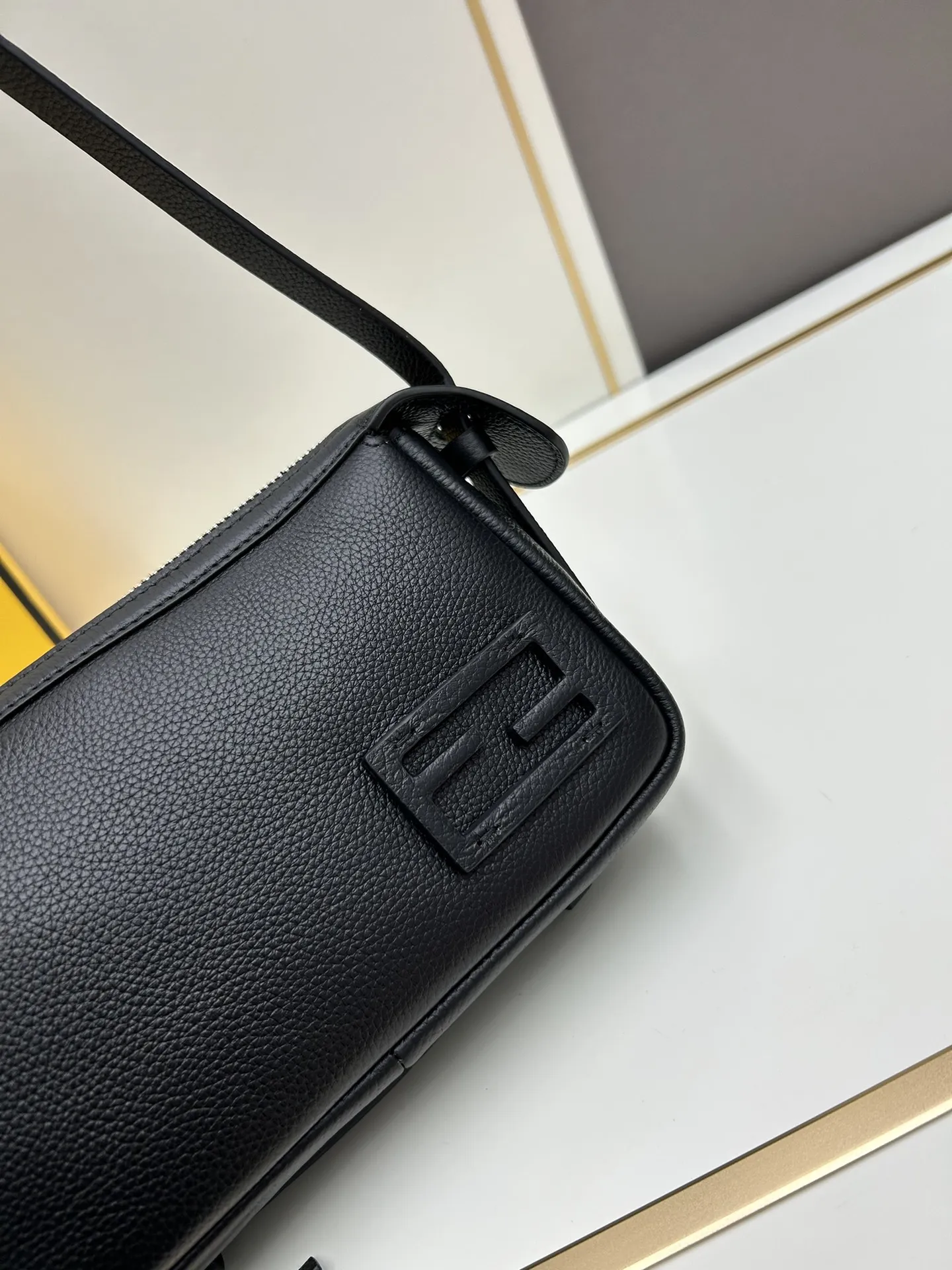 フェンディ Simply FENDI ブラック ショルダーバッグ - 画像 (5)