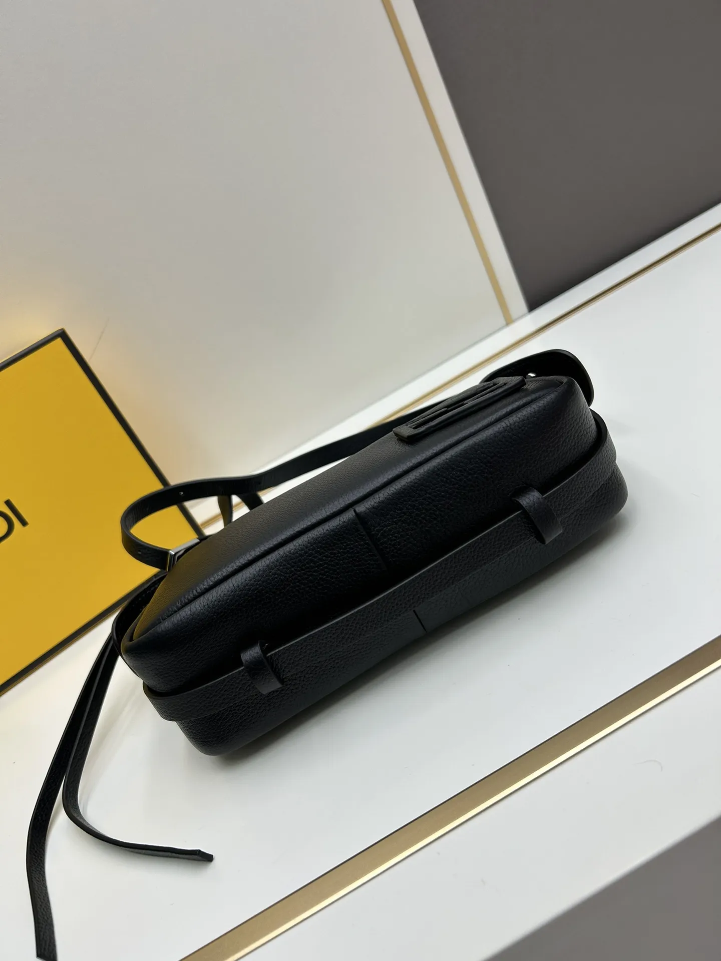 フェンディ Simply FENDI ブラック ショルダーバッグ - 画像 (6)