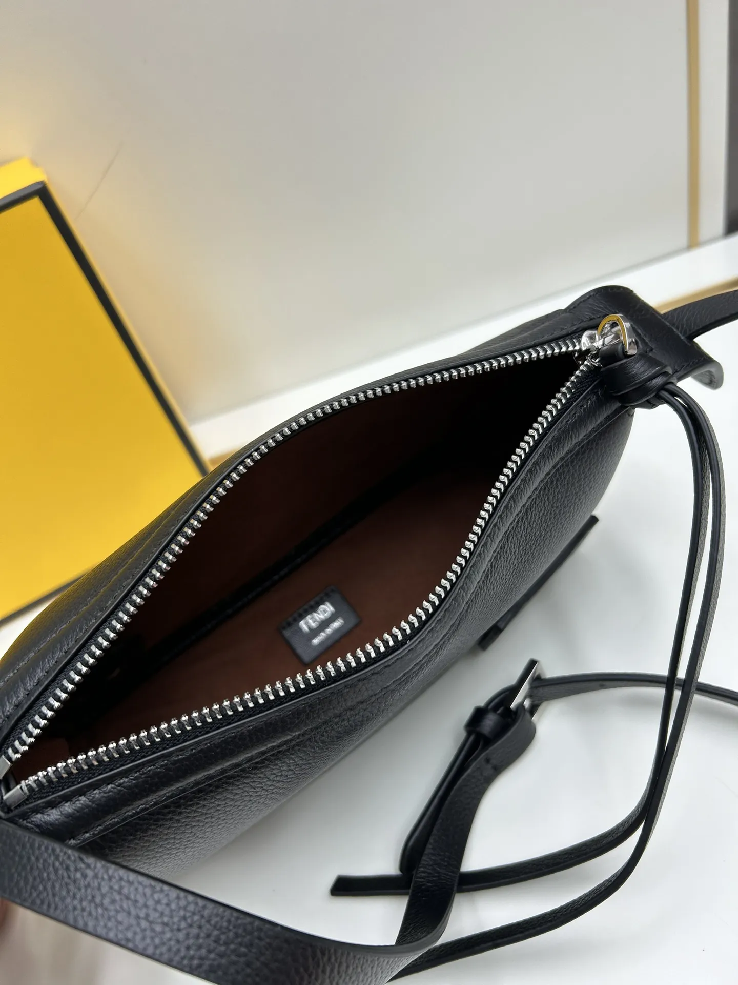 フェンディ Simply FENDI ブラック ショルダーバッグ - 画像 (8)