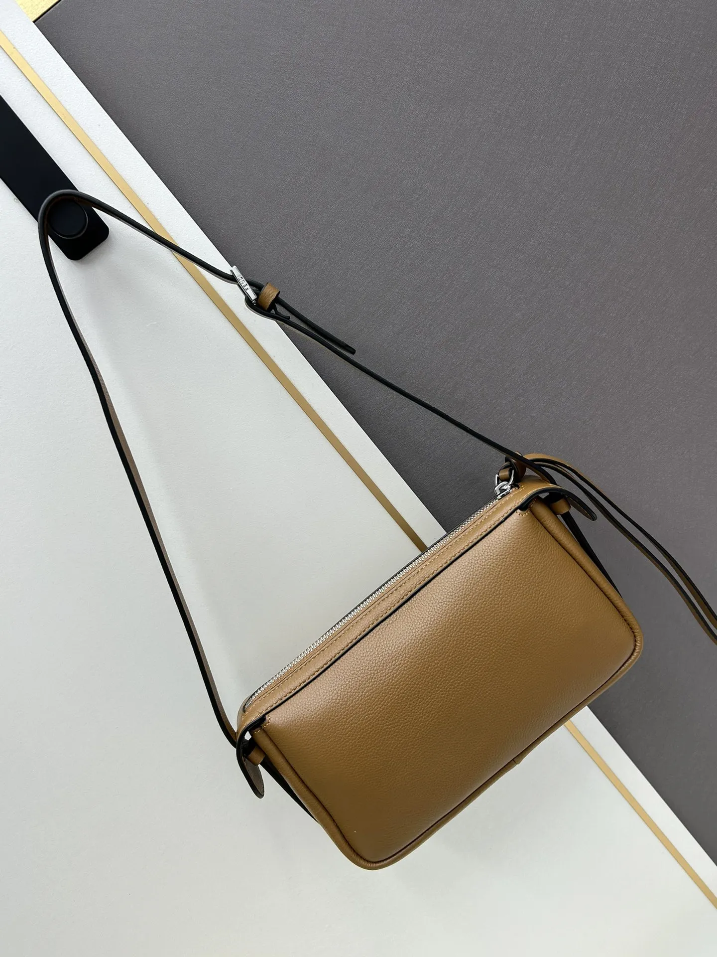 フェンディ Simply FENDI タンカラーソフトバッグ - 画像 (3)