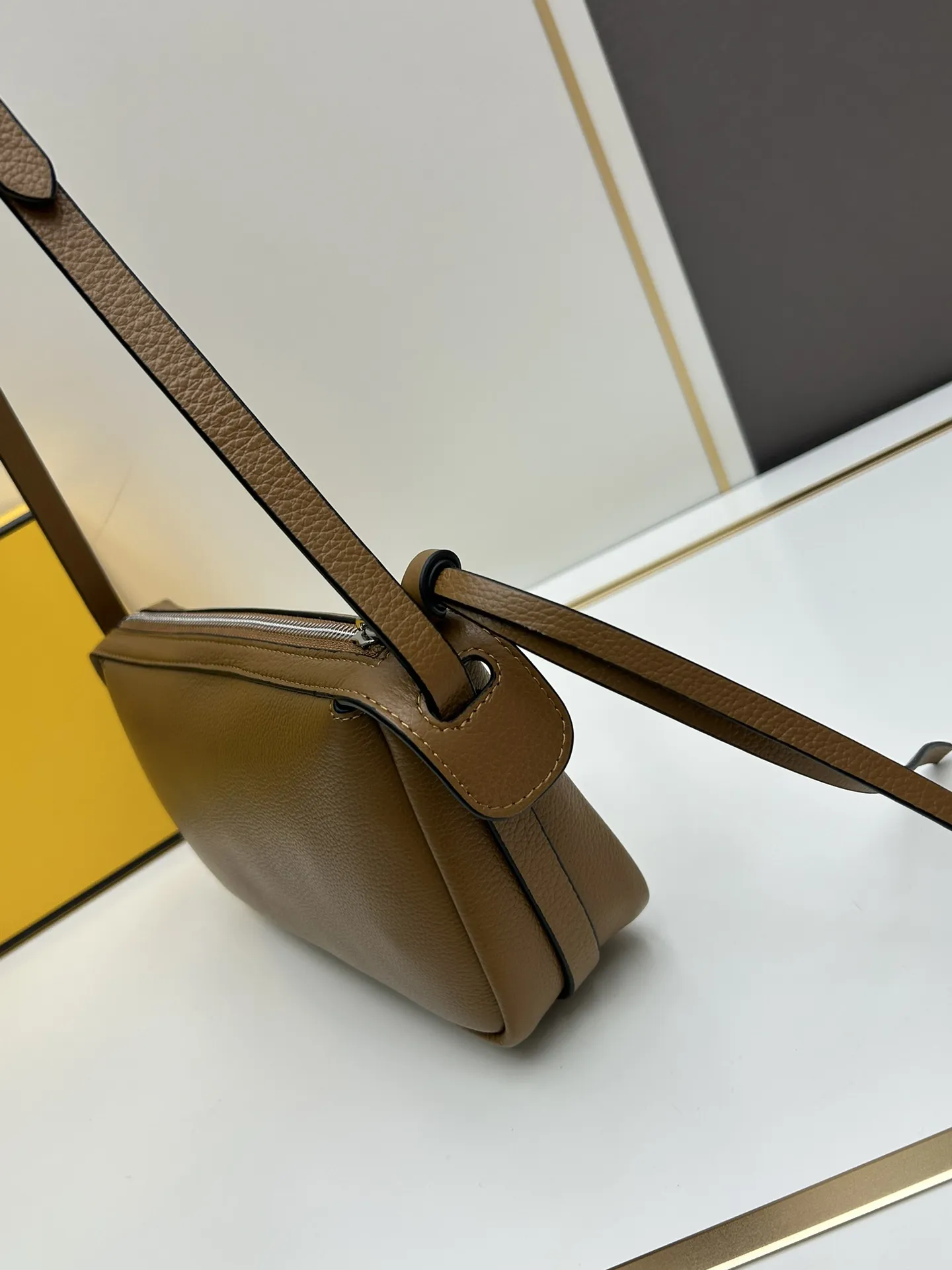 フェンディ Simply FENDI タンカラーソフトバッグ - 画像 (4)