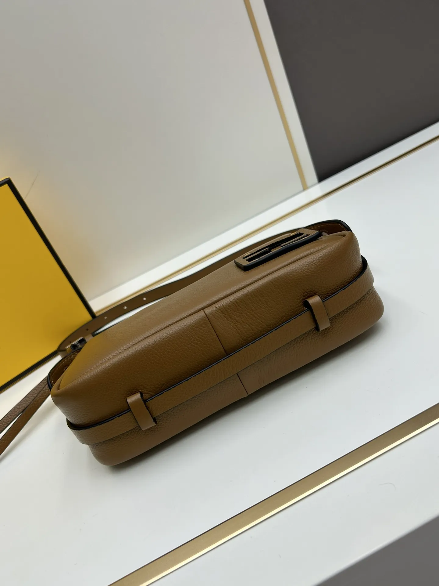 フェンディ Simply FENDI タンカラーソフトバッグ - 画像 (6)