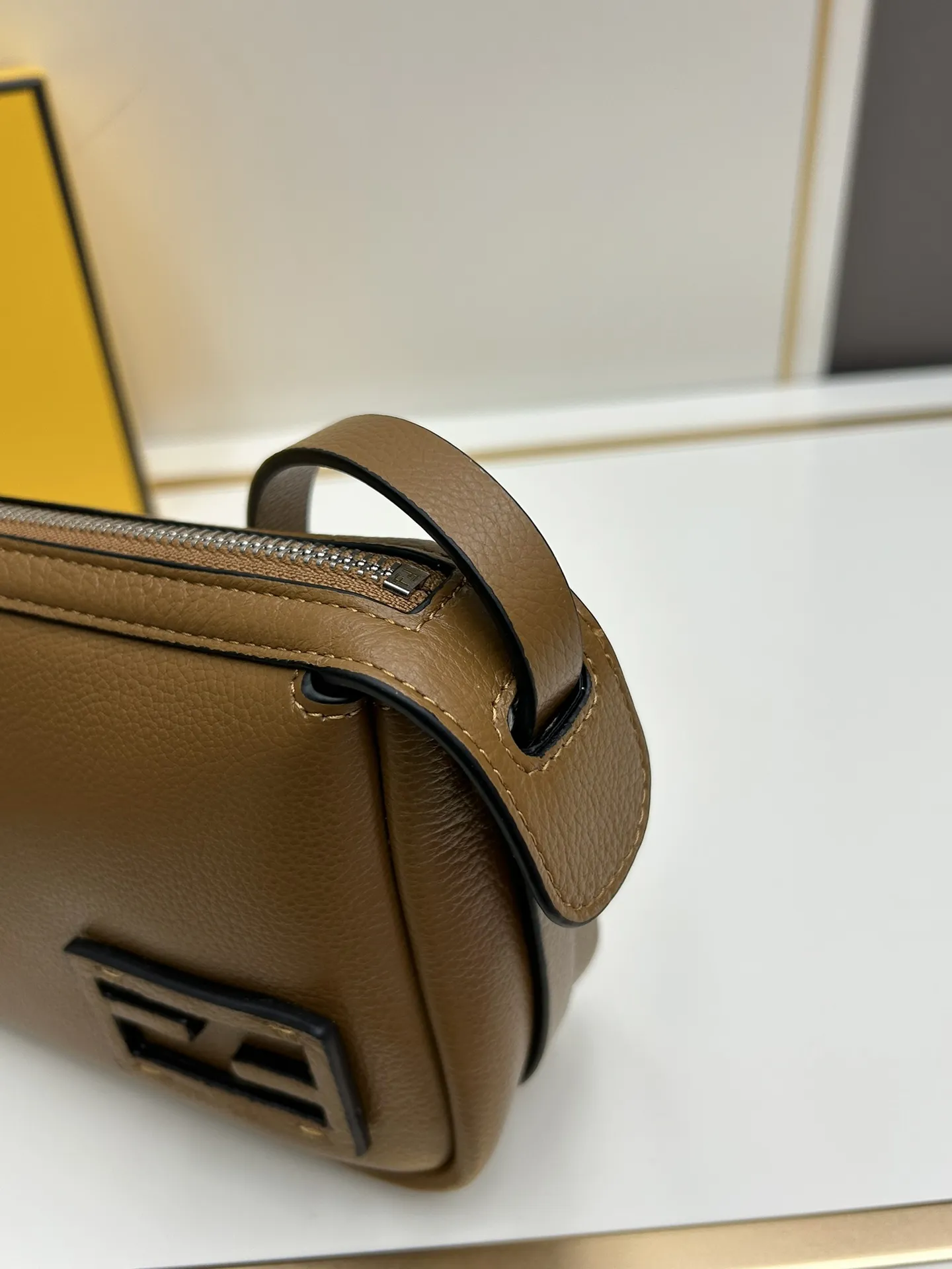 フェンディ Simply FENDI タンカラーソフトバッグ - 画像 (7)