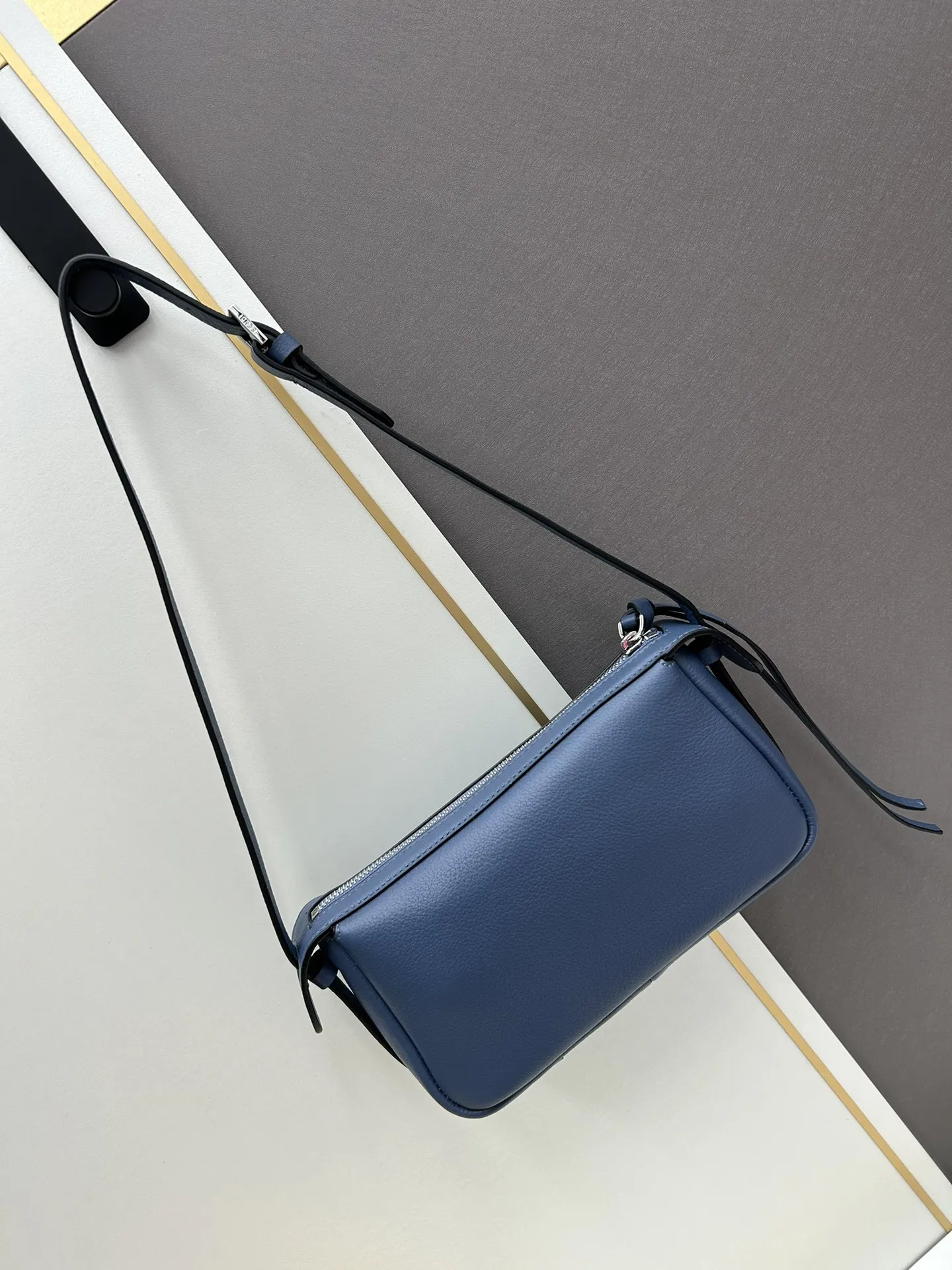 FENDI Simply FENDI ブルー小型ショルダーバッグ - 画像 (3)