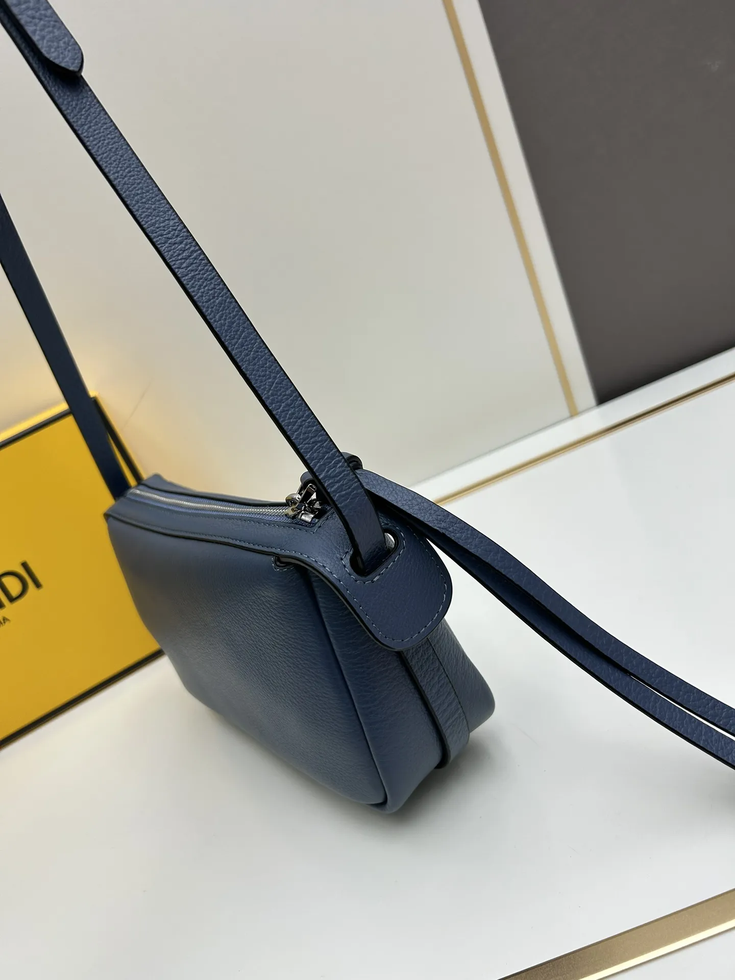 FENDI Simply FENDI ブルー小型ショルダーバッグ - 画像 (4)