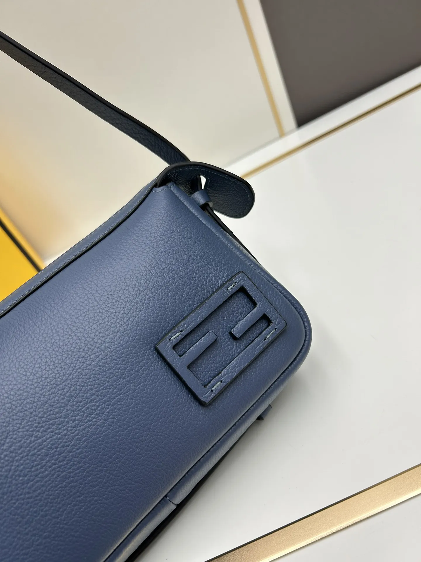 FENDI Simply FENDI ブルー小型ショルダーバッグ - 画像 (5)