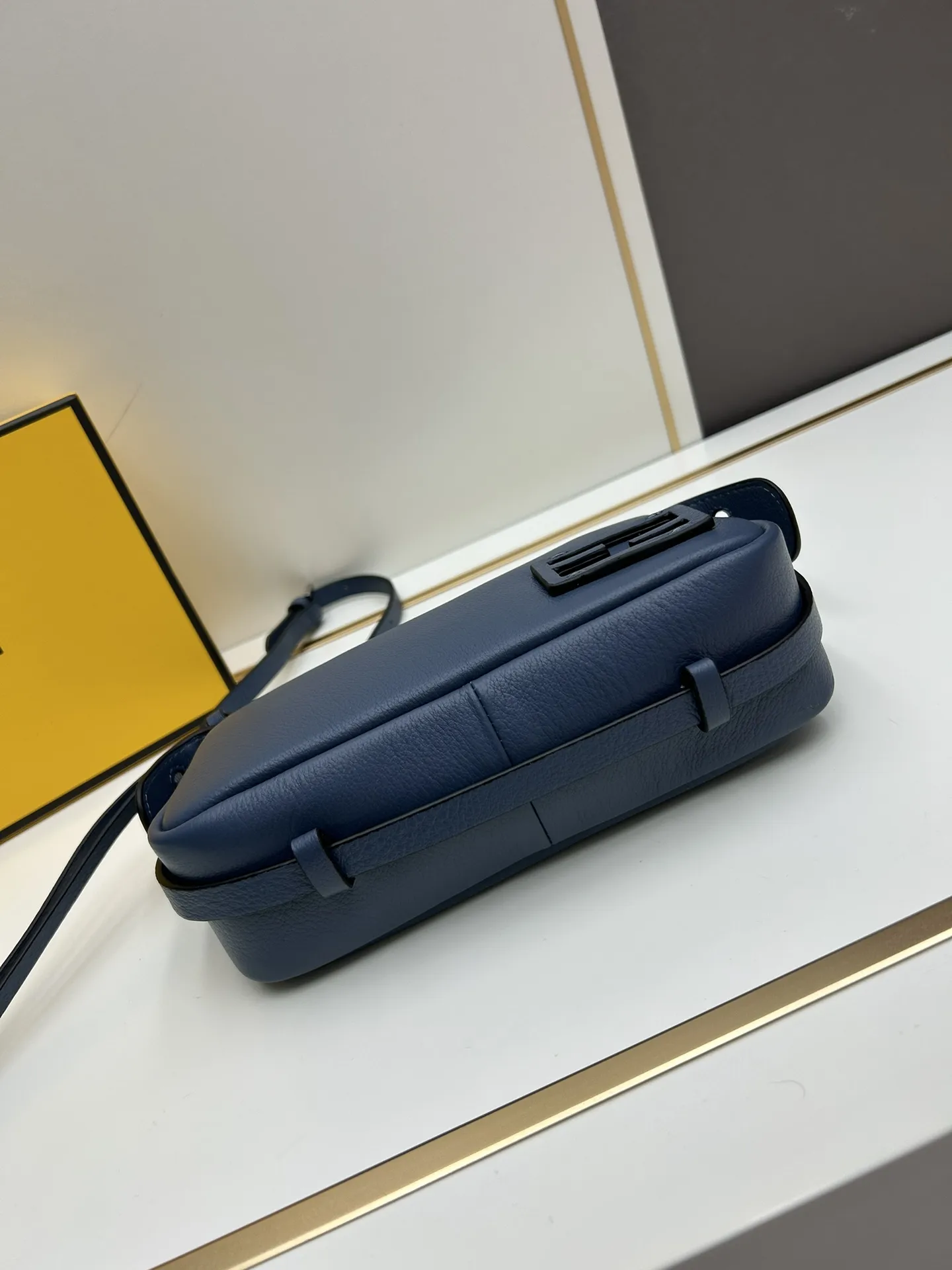 FENDI Simply FENDI ブルー小型ショルダーバッグ - 画像 (6)