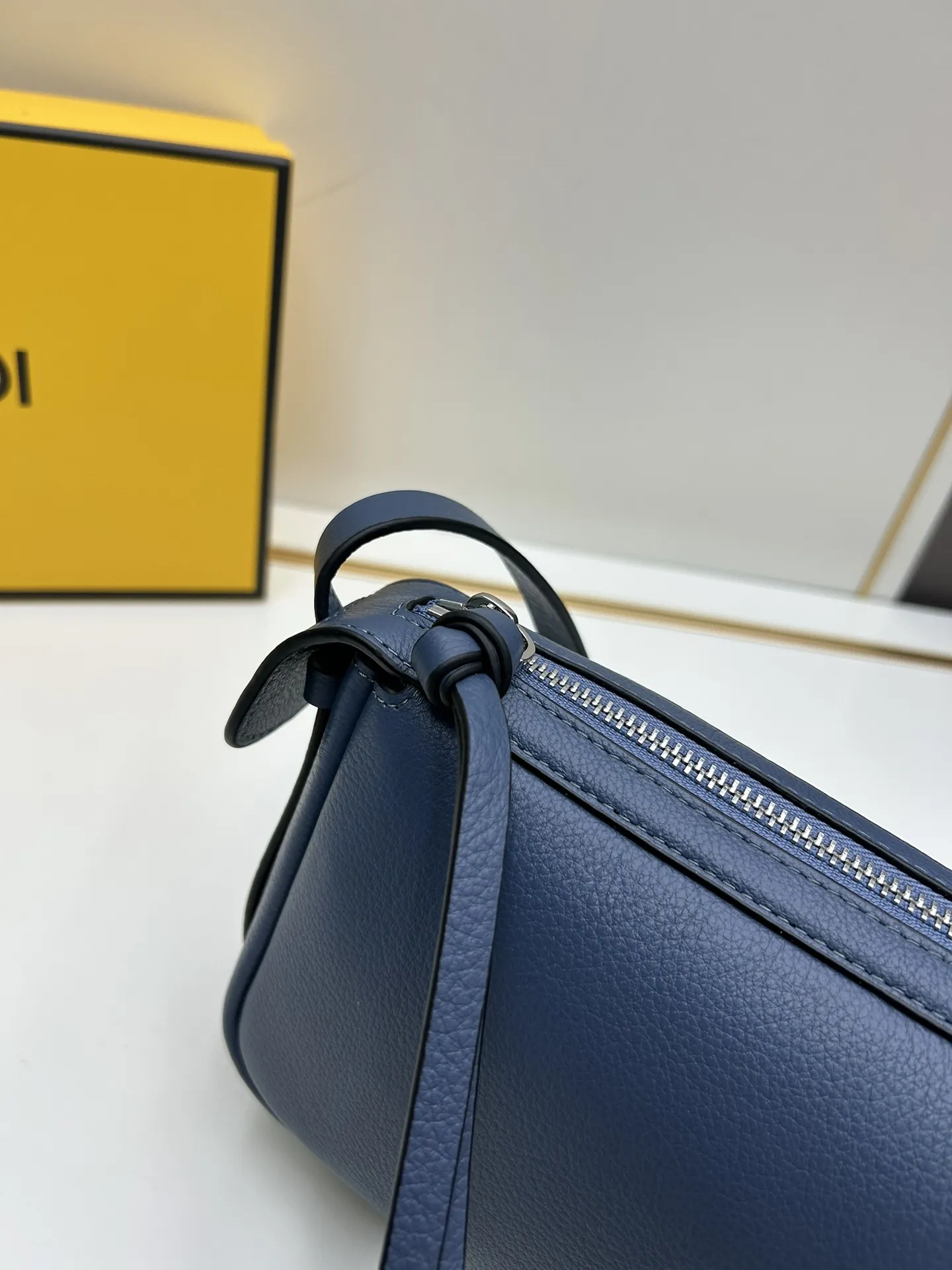 FENDI Simply FENDI ブルー小型ショルダーバッグ - 画像 (7)