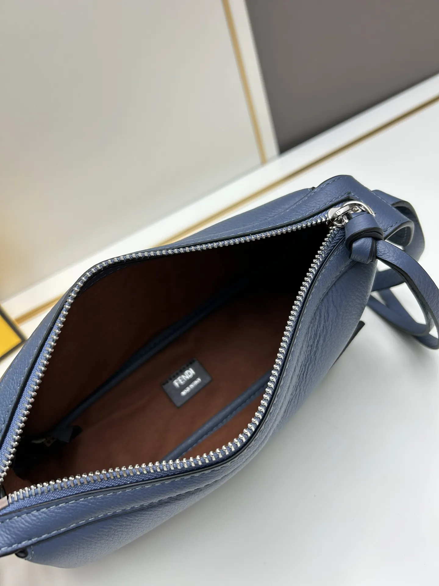 FENDI Simply FENDI ブルー小型ショルダーバッグ - 画像 (8)