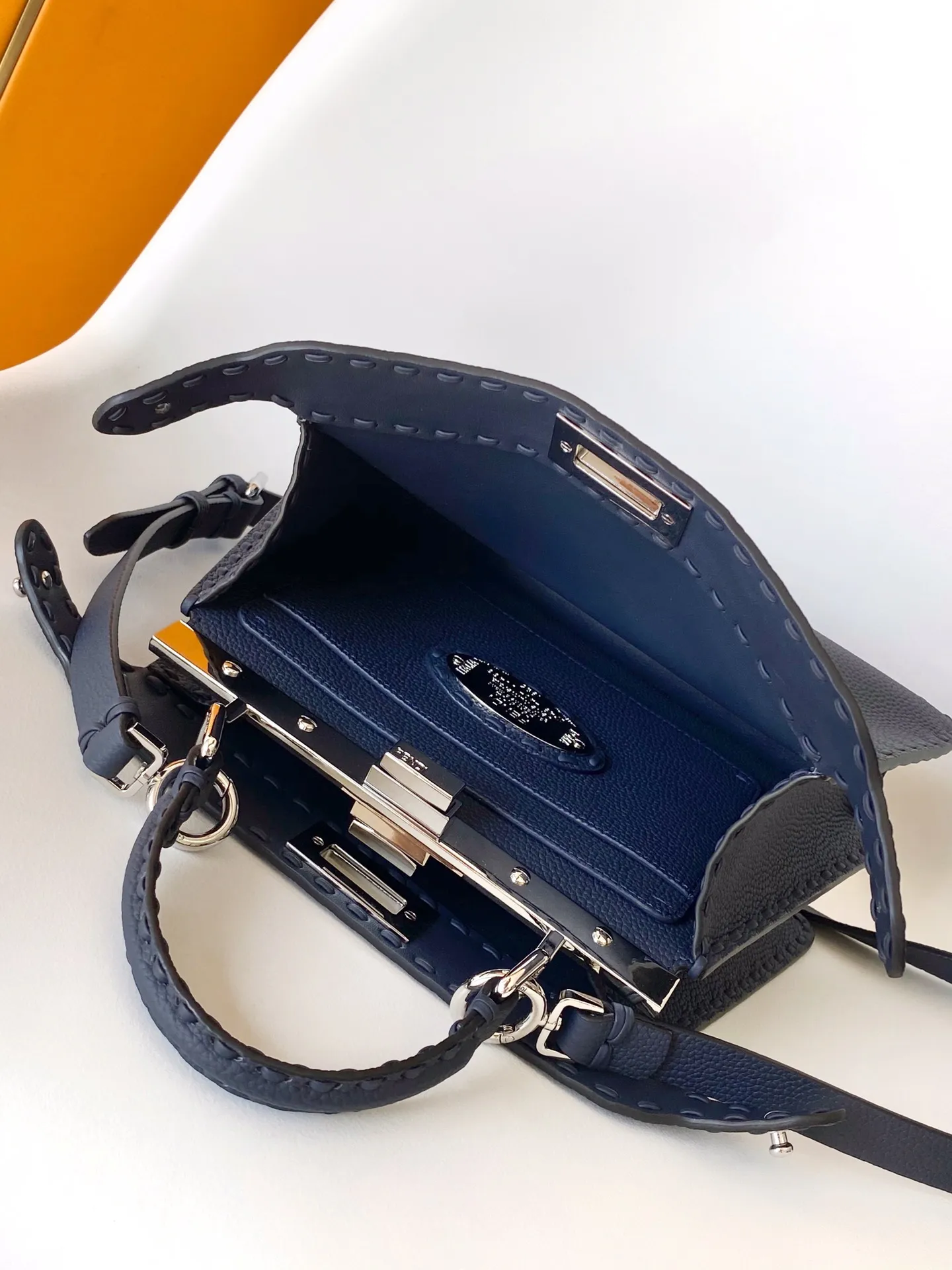 Fendi Iconic Peekaboo ISeeU ネイビー ハンドバッグ - 画像 (6)