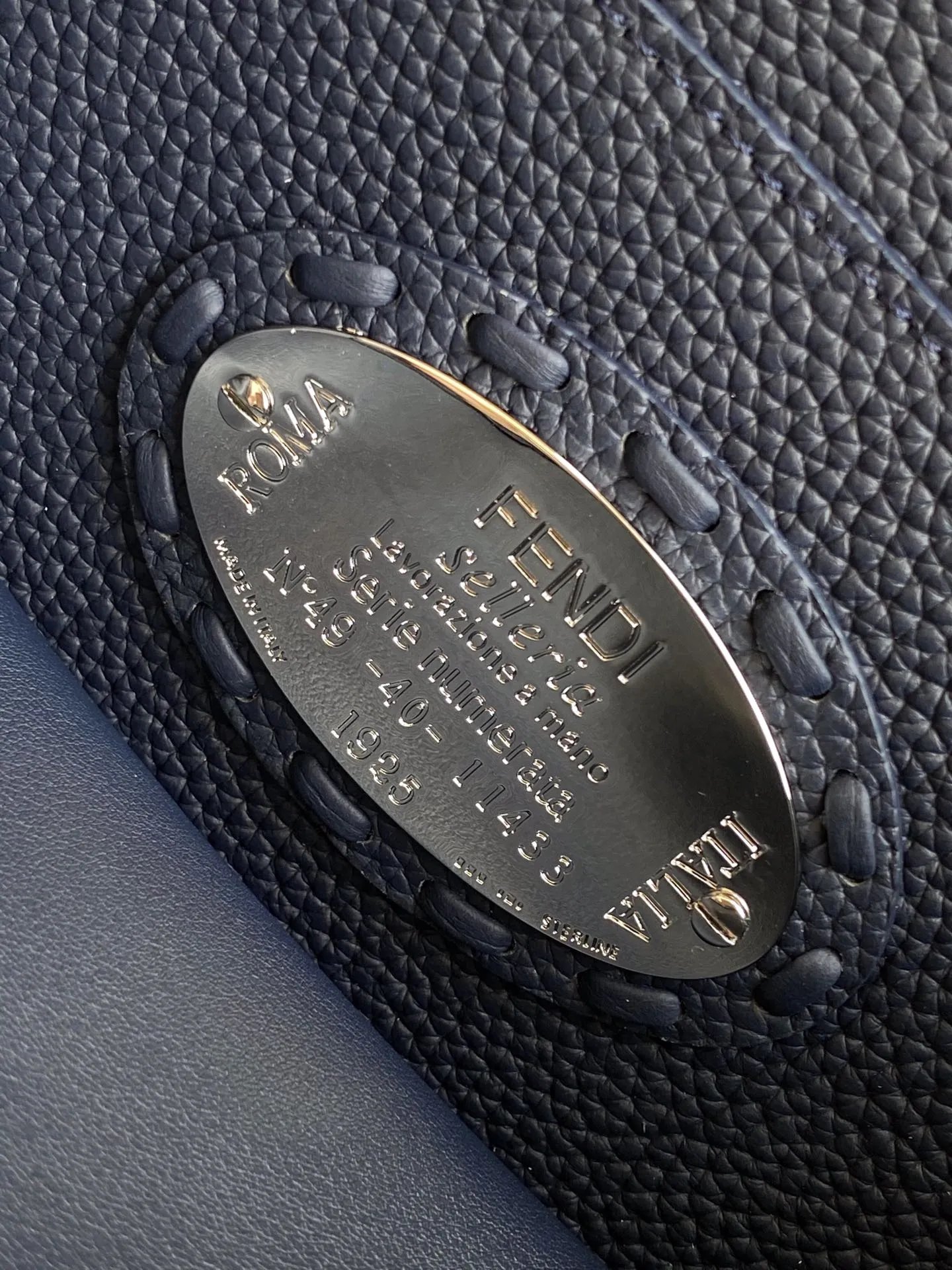 Fendi Iconic Peekaboo ISeeU ネイビー ハンドバッグ - 画像 (7)