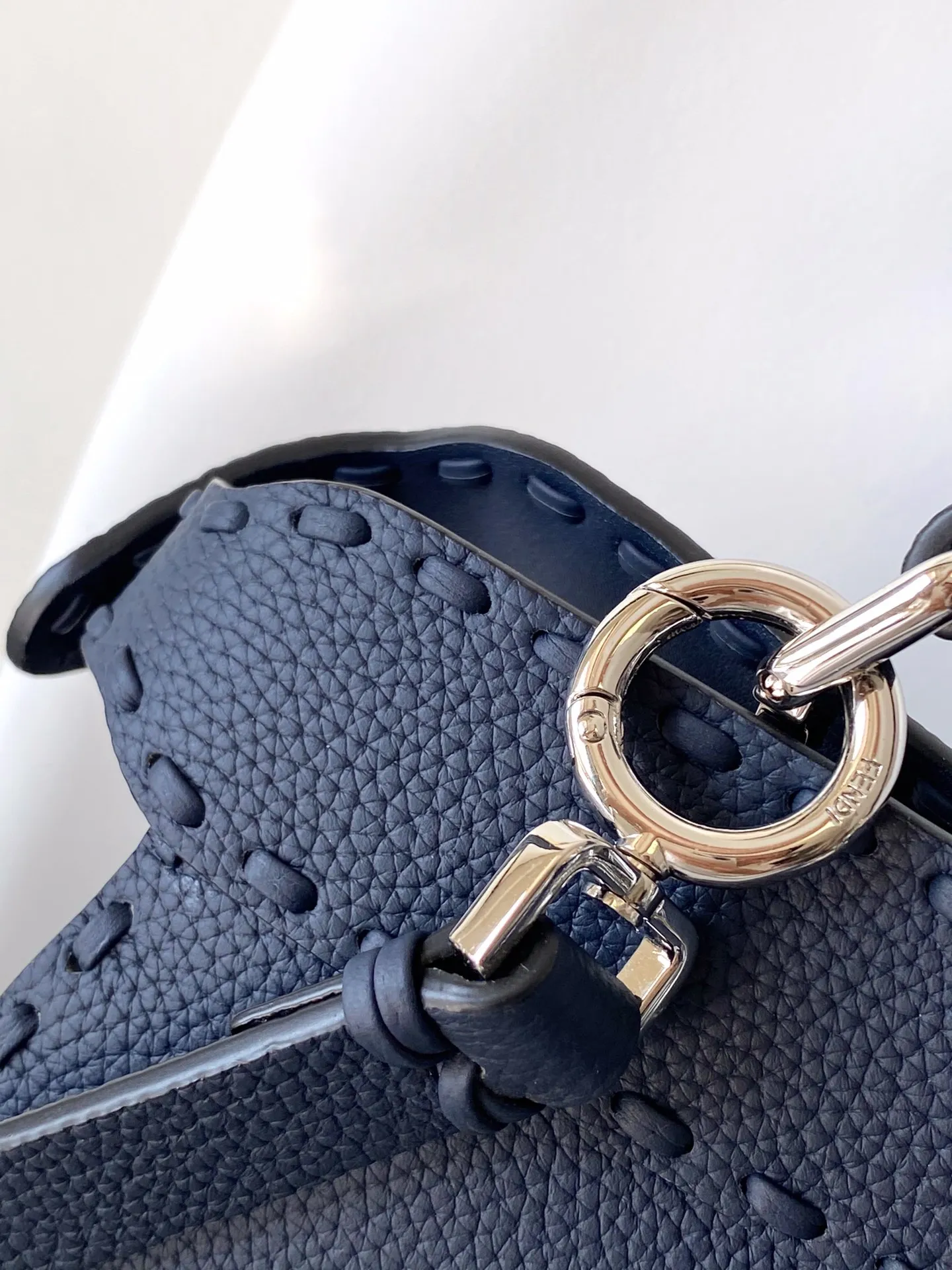 Fendi Iconic Peekaboo ISeeU ネイビー ハンドバッグ - 画像 (8)