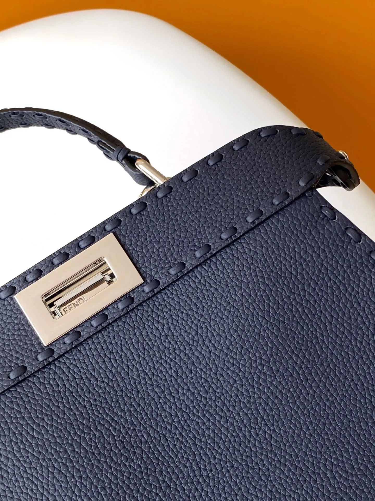 Fendi Iconic Peekaboo ISeeU ネイビー ハンドバッグ - 画像 (9)