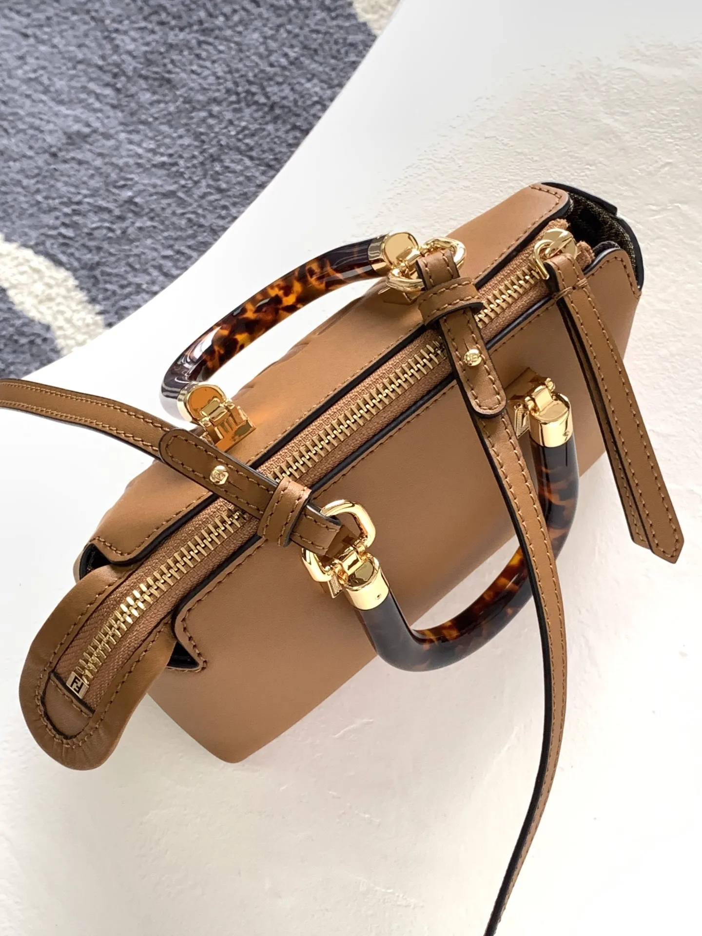 FENDI ミニByTheWayバッグ 茶色 玳瑁ハンドル - 画像 (5)