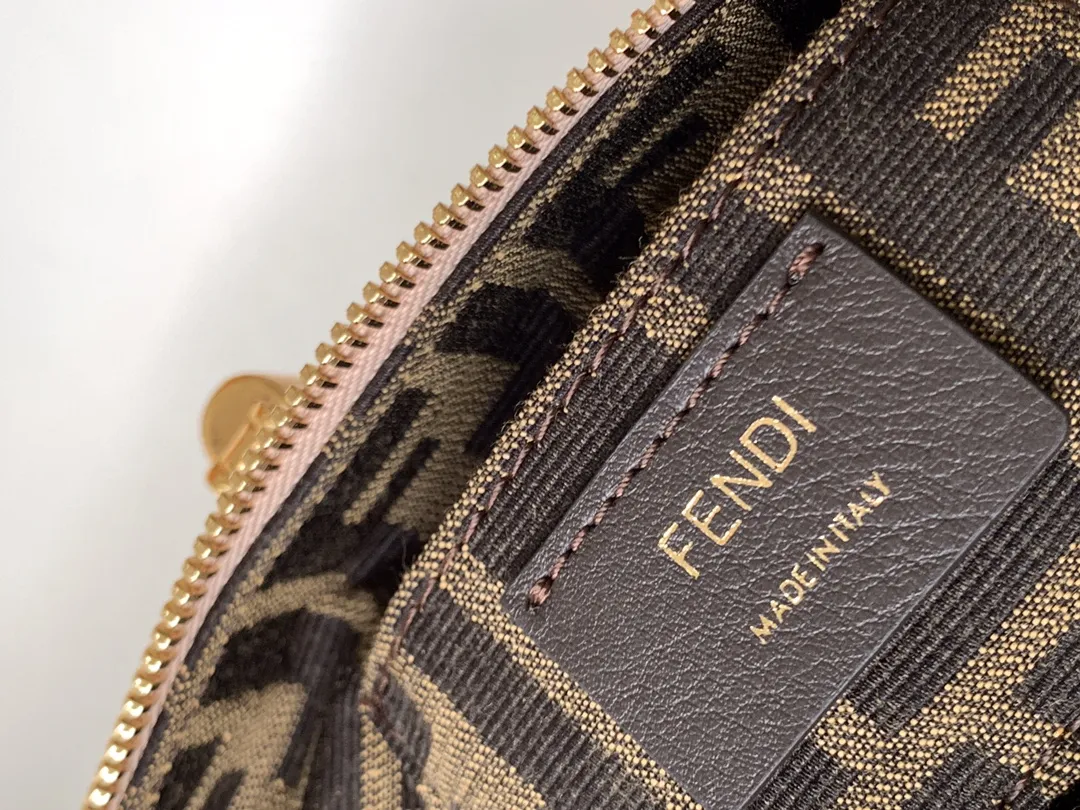 FENDI Mini ByTheWay バッグ ベージュ カalf柄ハンドル - 画像 (7)